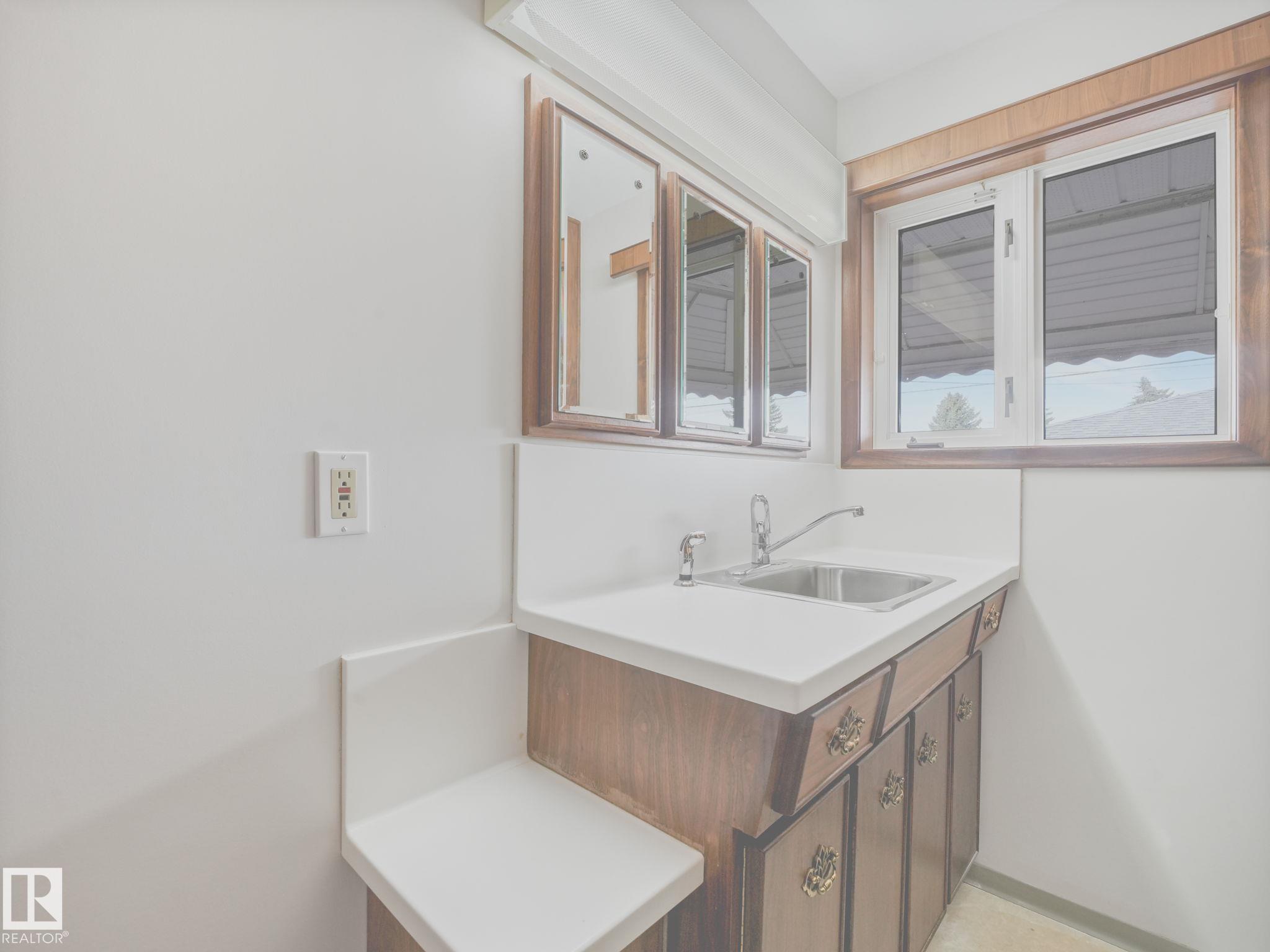 https://zimg.paragon.ice.com/ParagonImages/Property/PM/RAE/225399508/24/0/0/477376a96cfc7f7138ee0fd4f12c0078/1/ec368a5e2874f4727107ea0137f9b54f/225399508-67326461-3c8c-435f-bef9-e377b89f0650.JPG