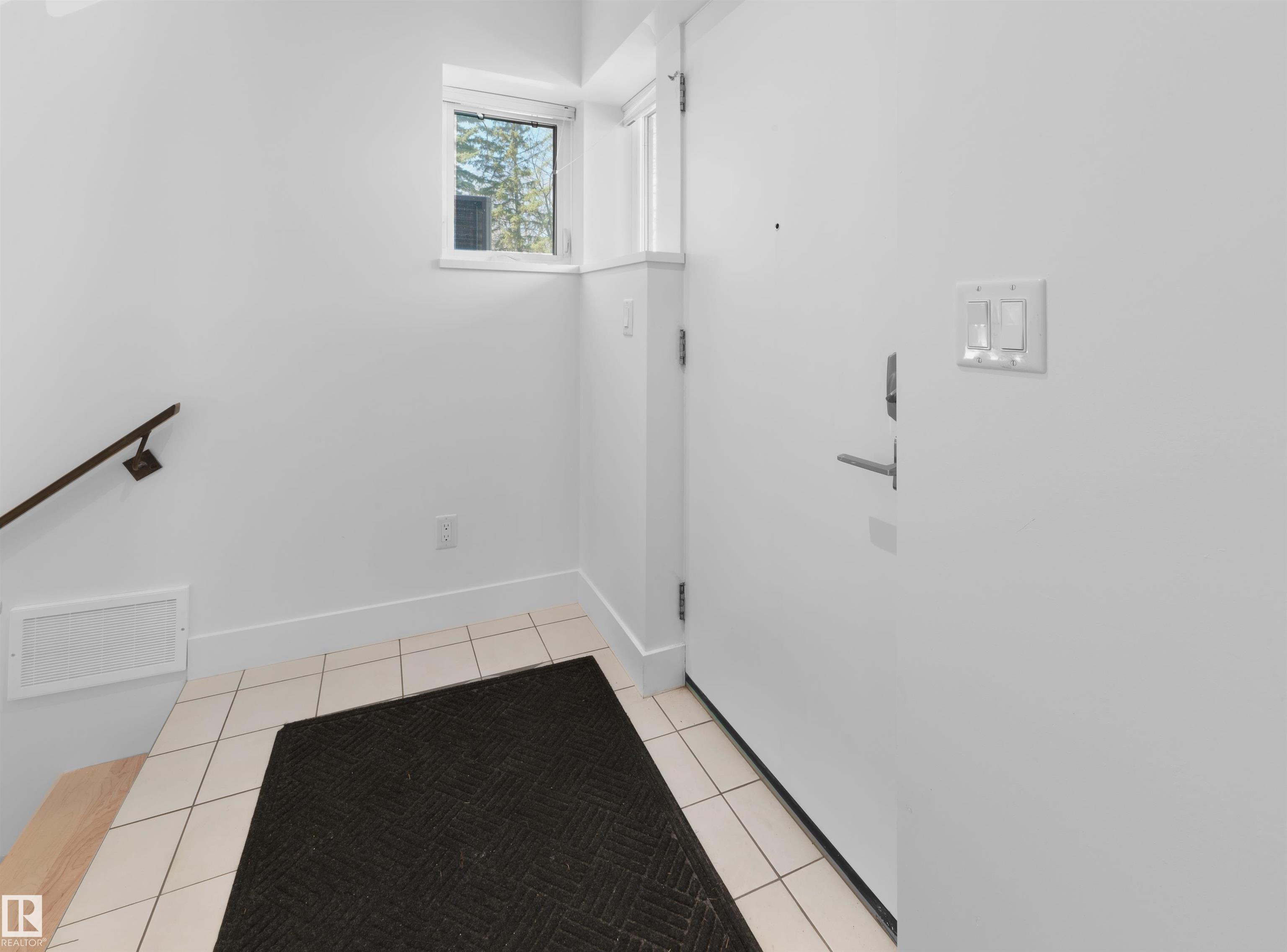 https://zimg.paragon.ice.com/ParagonImages/Property/PM/RAE/225399537/35/0/0/2423eeac718f61fd14141d0a6beaac17/1/efb25d209993a46e868323caf1c1a10a/225399537-f6a244a2-bb6f-4bcb-ace0-918f2dc5e469.JPG