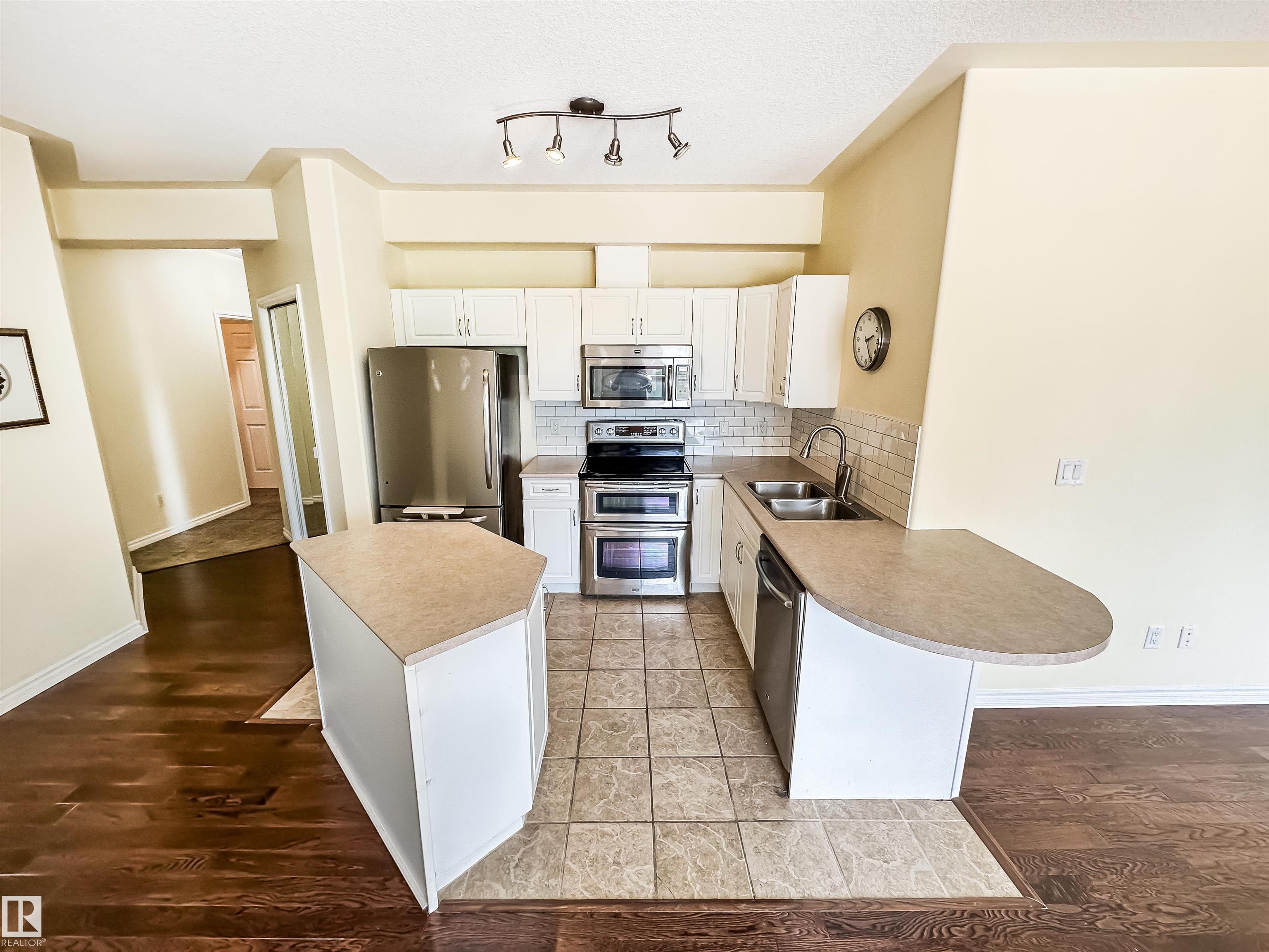 https://zimg.paragon.ice.com/ParagonImages/Property/PM/RAE/225399540/10/0/0/c25d12126be388fe4b22e64bca250540/1/e78ad85d7256d19affbc48cdab36248b/225399540-F3AED2F7-619C-4FFE-BE79-79FBB475DC7A.JPG