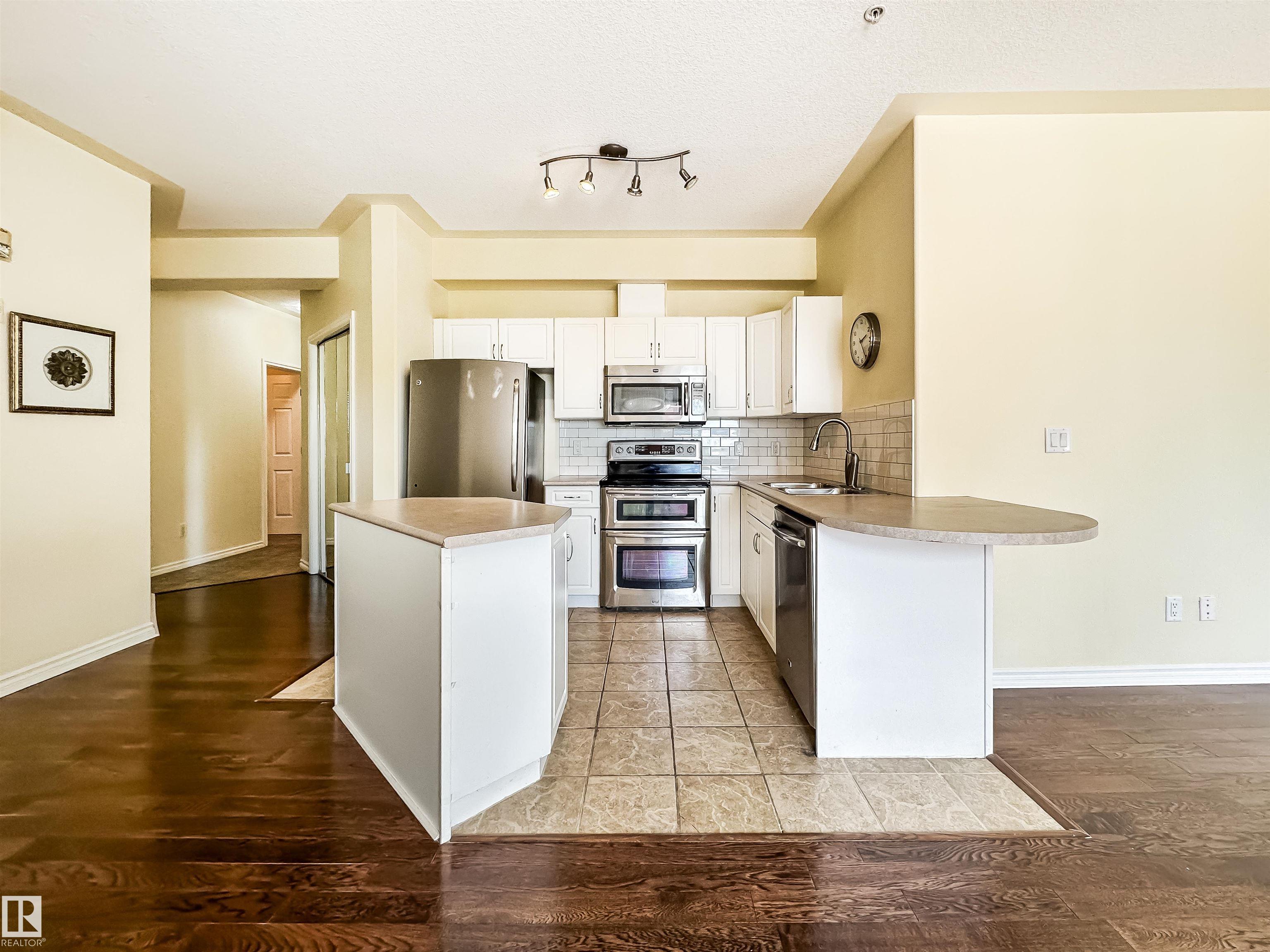 https://zimg.paragon.ice.com/ParagonImages/Property/PM/RAE/225399540/11/0/0/50ad81283018c6f2a1930e58945554e7/1/e78ad85d7256d19affbc48cdab36248b/225399540-8AD39BF4-0EF0-4FD6-99E4-3324580CC1BB.JPG