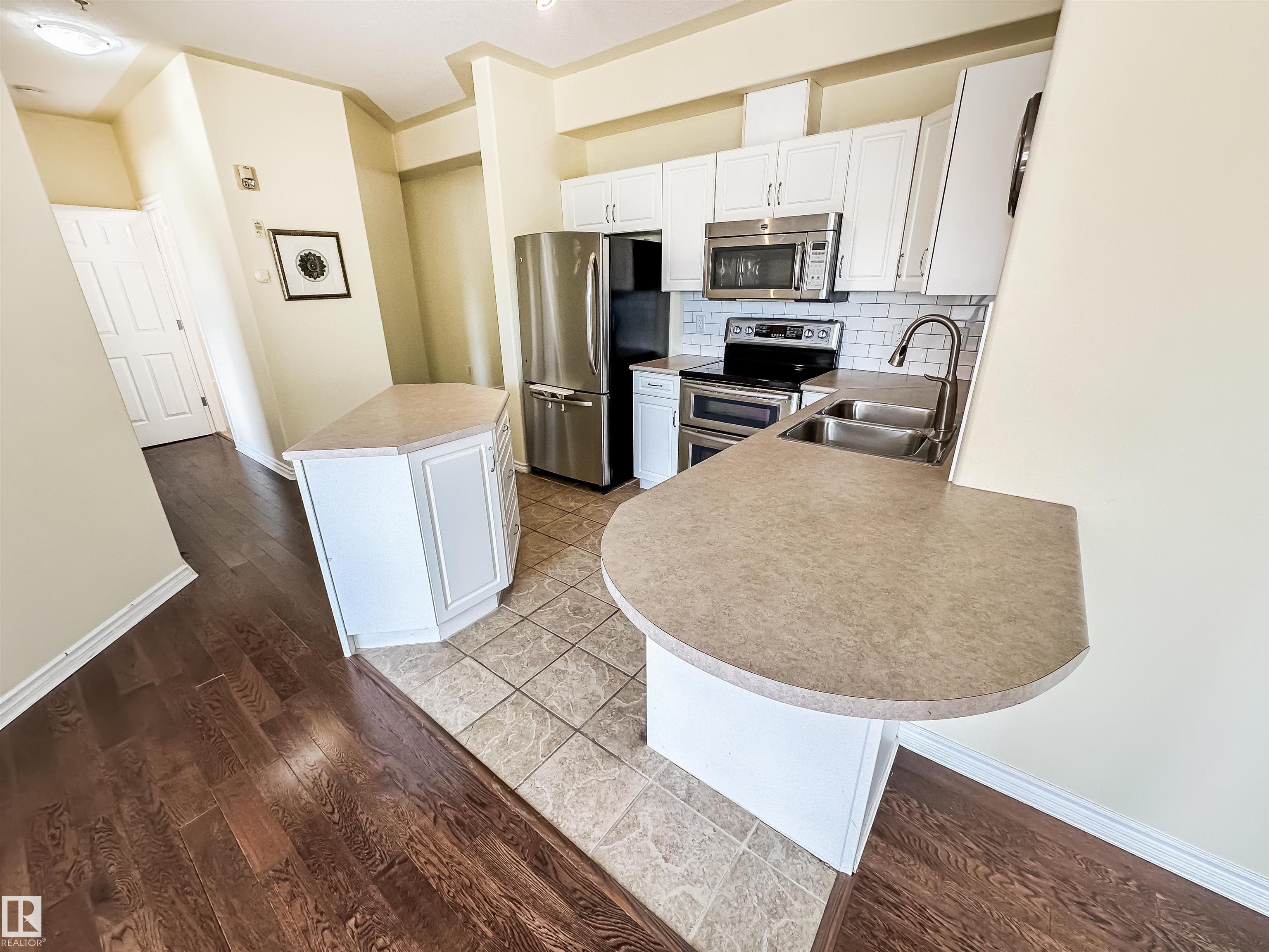 https://zimg.paragon.ice.com/ParagonImages/Property/PM/RAE/225399540/12/0/0/b2572f7d7e84273d4bb2b1ef771a3cce/1/e78ad85d7256d19affbc48cdab36248b/225399540-9D8C9DE5-E298-45F9-834A-C19C2AB3F440.JPG