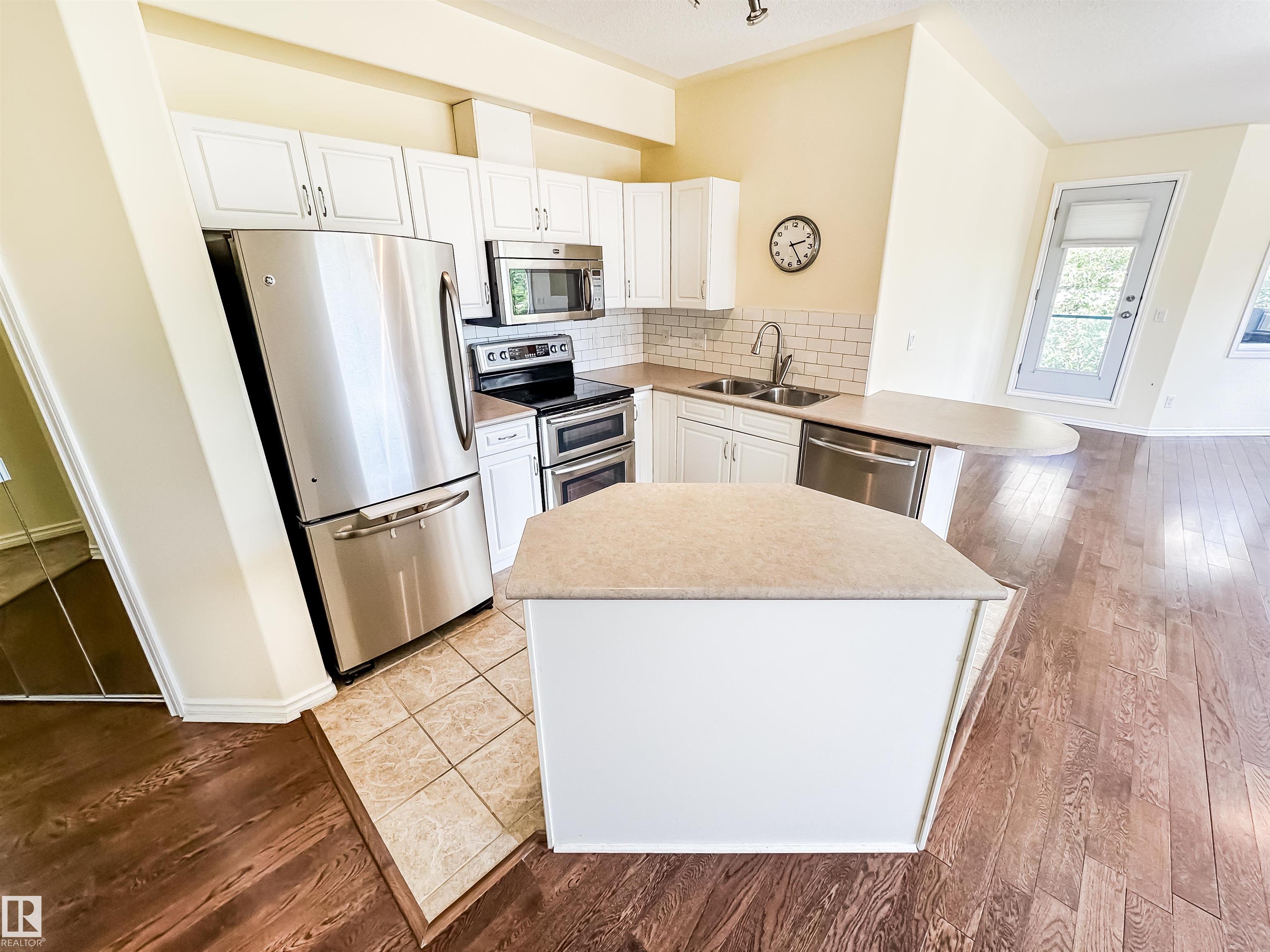 https://zimg.paragon.ice.com/ParagonImages/Property/PM/RAE/225399540/8/0/0/9f967753f6ecb284c8e95f42b2cc8d67/1/e78ad85d7256d19affbc48cdab36248b/225399540-98A078B3-7286-4346-9E79-1FA8286C4A33.JPG