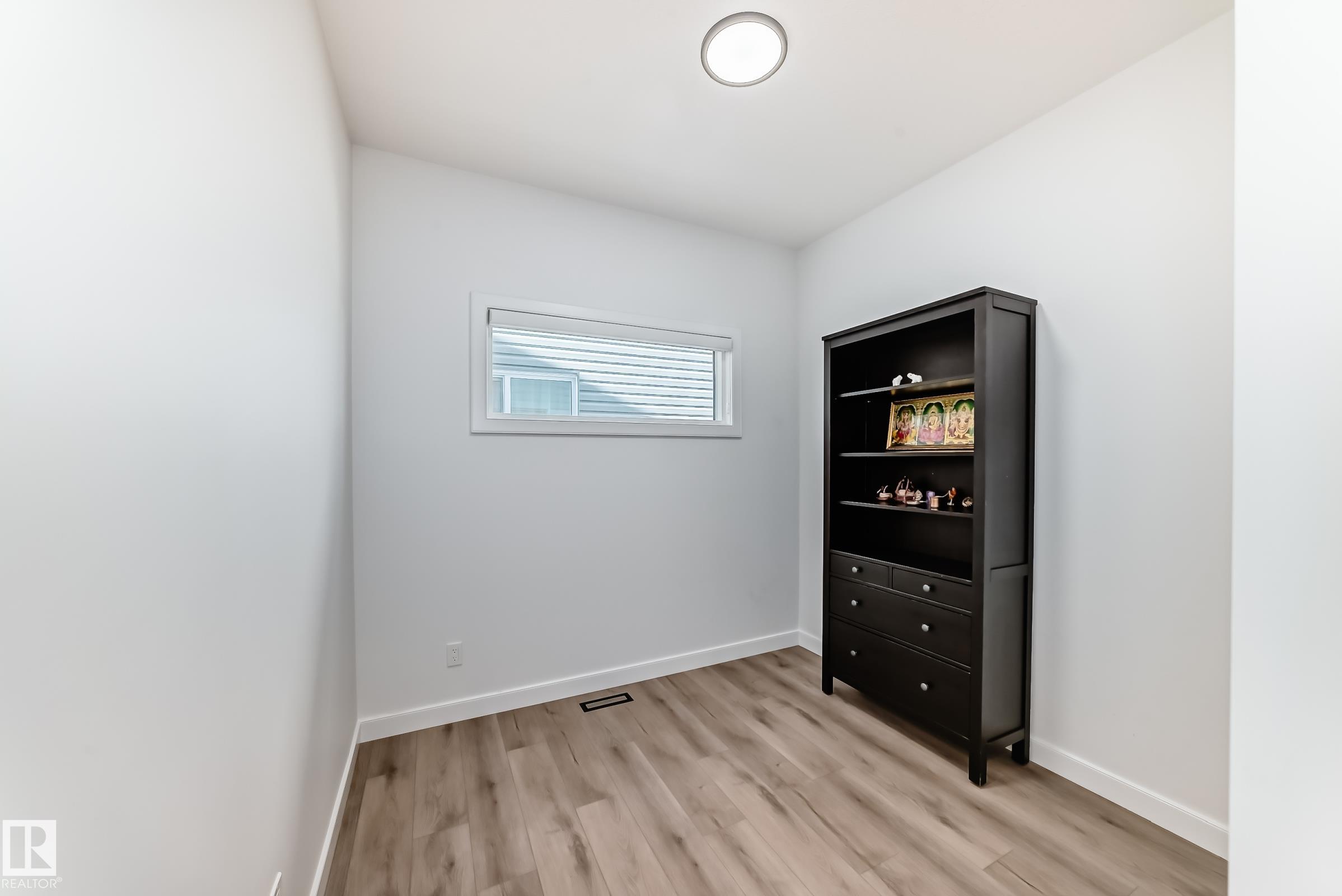 https://zimg.paragon.ice.com/ParagonImages/Property/PM/RAE/225399546/22/0/0/7974e971ca506e4b1db5b12bbe18da3e/1/346d04ac007cb17f7126784b13070f8c/225399546-868A761B-7067-4404-9FD6-1F3AE5B10EAD.JPG