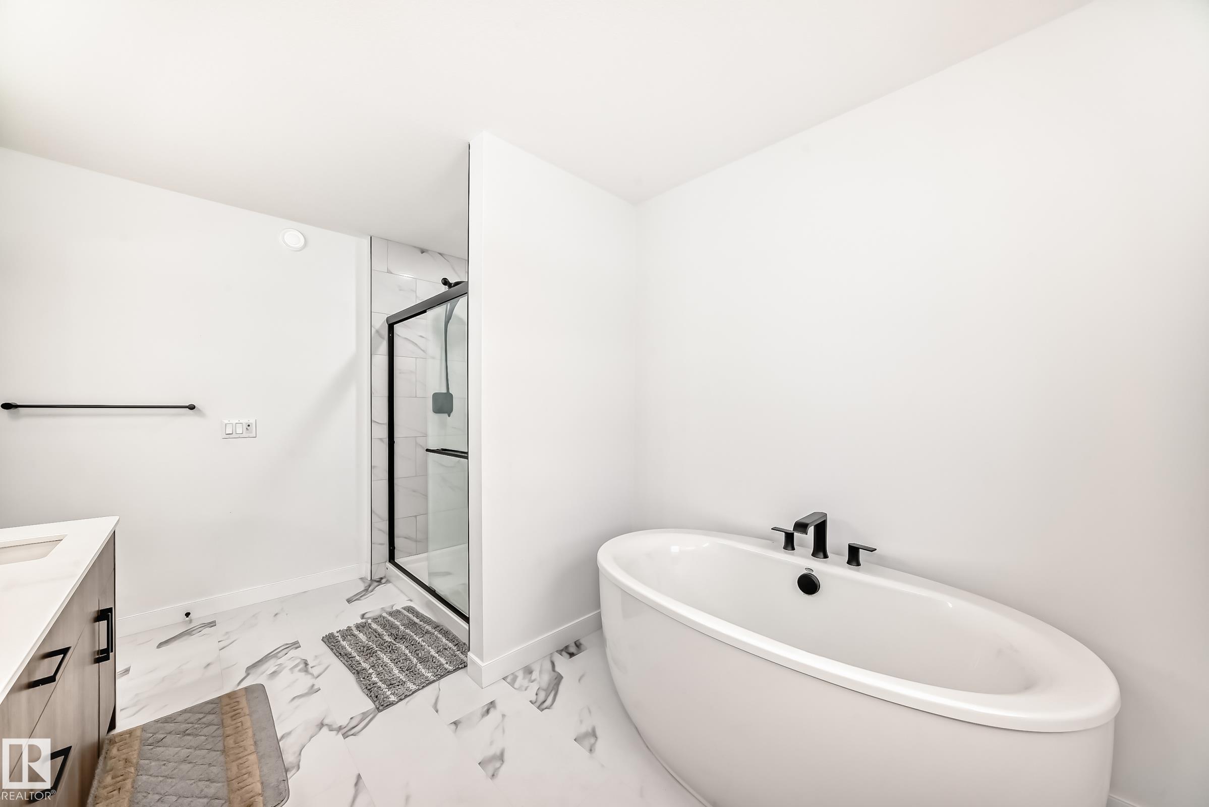 https://zimg.paragon.ice.com/ParagonImages/Property/PM/RAE/225399546/39/0/0/04b270fd6f1e249b0a1837d3c81d733b/1/346d04ac007cb17f7126784b13070f8c/225399546-7D0715ED-A7DD-4AEA-AC57-9039782902DA.JPG