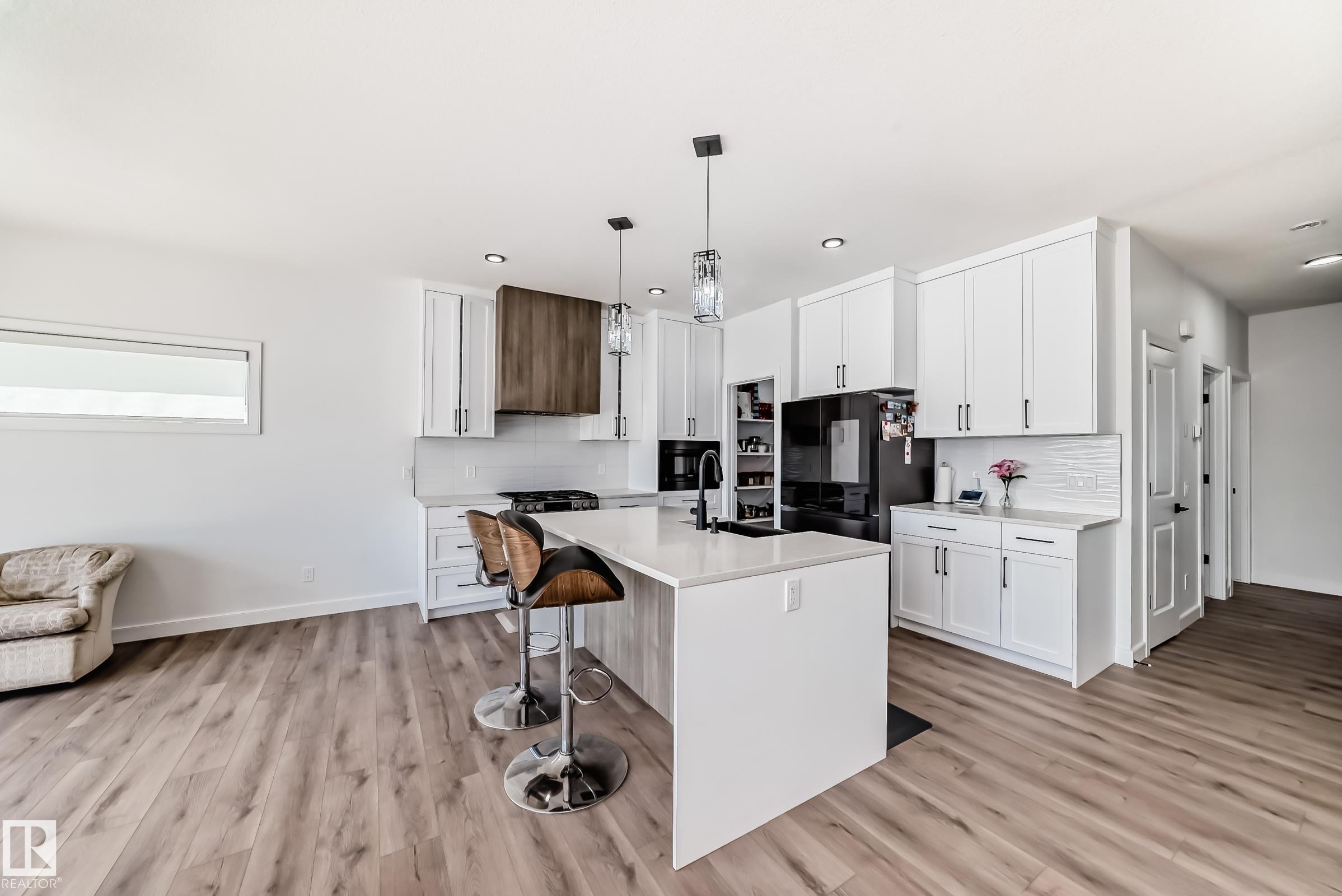 https://zimg.paragon.ice.com/ParagonImages/Property/PM/RAE/225399546/6/0/0/e7f4edf99bc56ed09596f8661926f993/1/346d04ac007cb17f7126784b13070f8c/225399546-5e0b761e-d40a-4095-bd22-deccdc286140.JPG