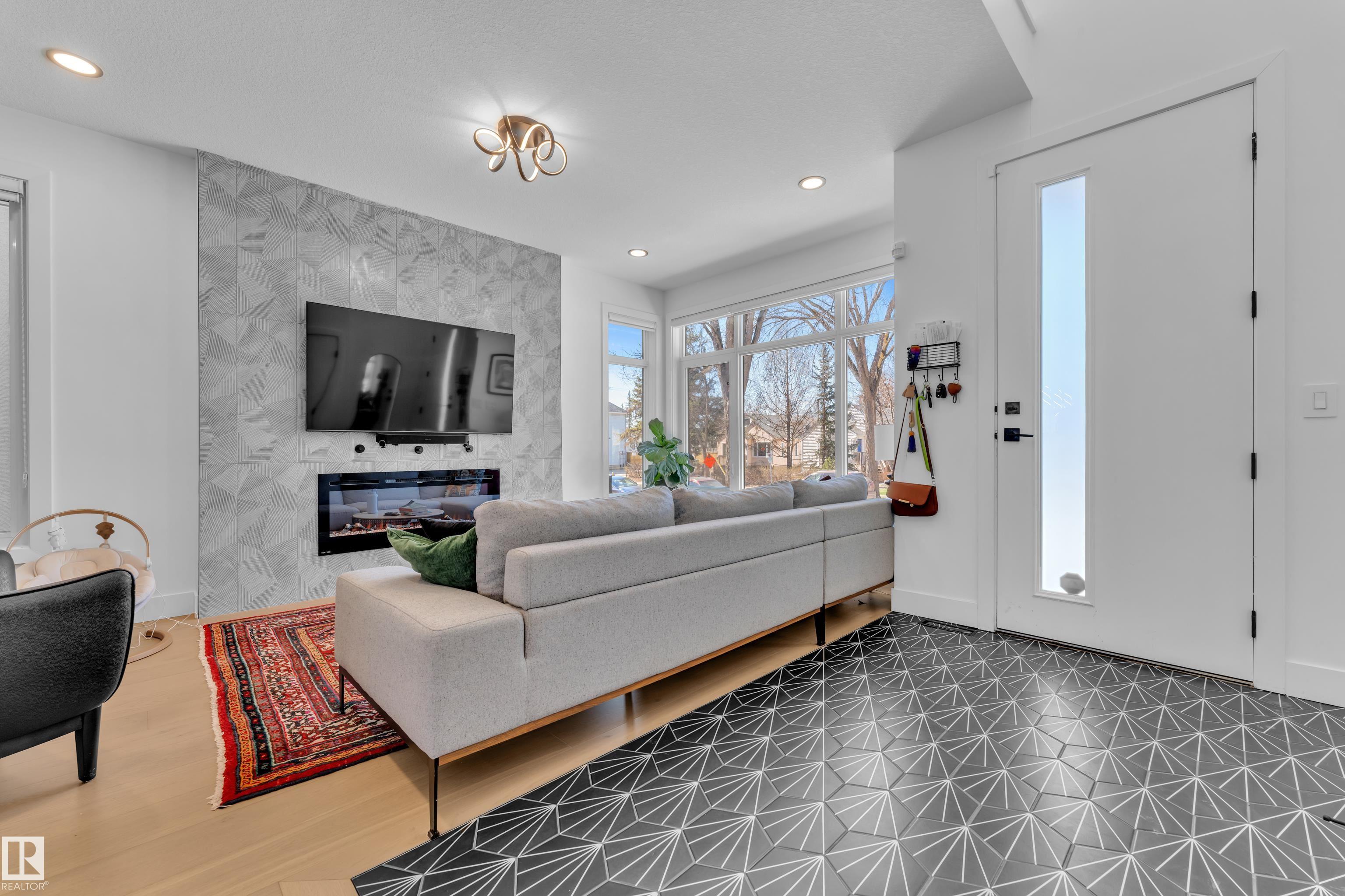 https://zimg.paragon.ice.com/ParagonImages/Property/PM/RAE/225399558/14/0/0/6a8401f0e9addfa4887ba55037a6adb8/1/9365ae2e1d826626492ebec858b382b1/225399558-ed087c05-99f9-4e79-abab-bfa734777ce7.JPG