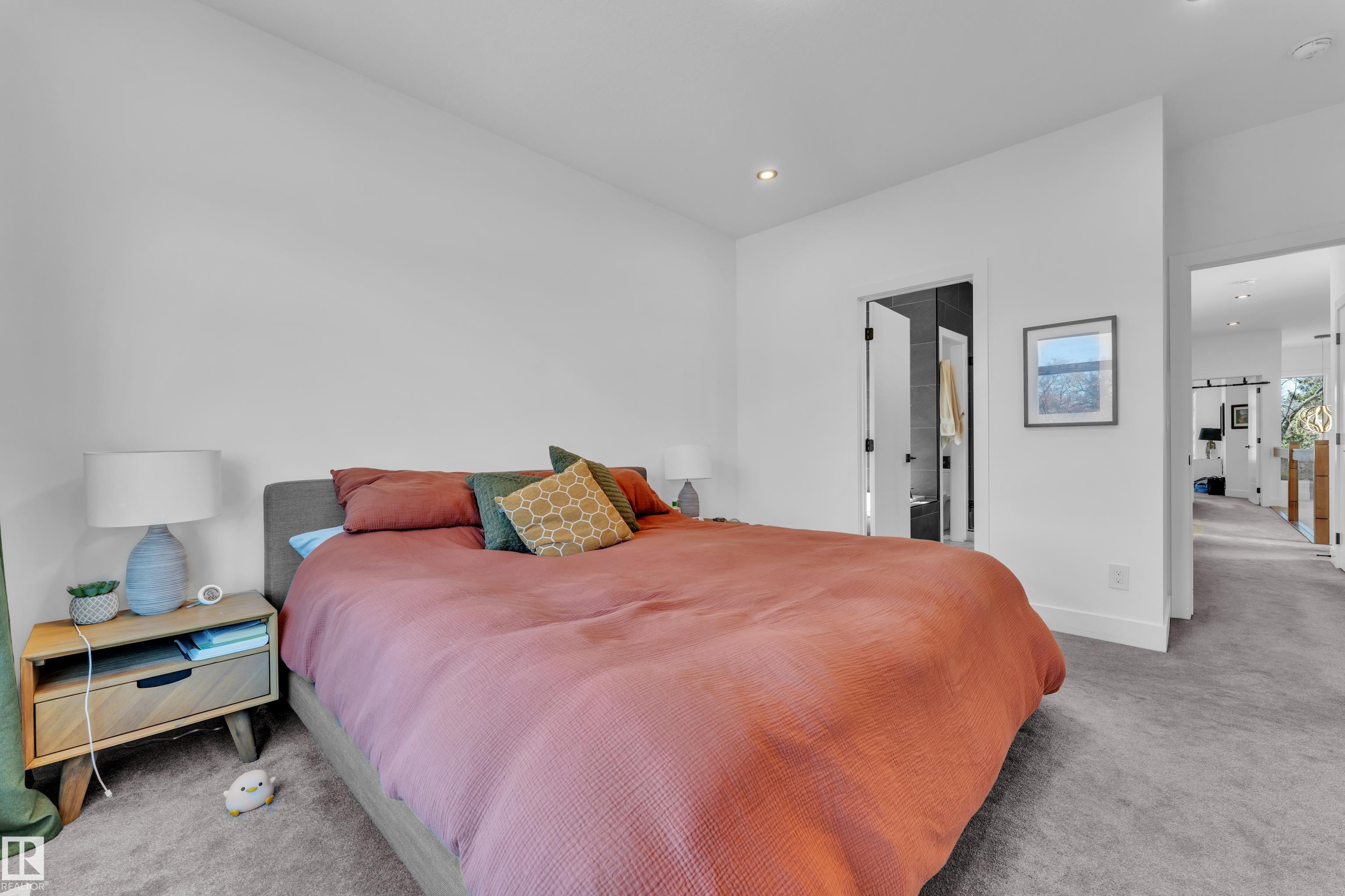 https://zimg.paragon.ice.com/ParagonImages/Property/PM/RAE/225399558/37/0/0/cfca9ddd5aac357259f90f93a3ff5cf1/1/9365ae2e1d826626492ebec858b382b1/225399558-d8baede5-0c01-46dd-8c5b-b019bc06e9f8.JPG