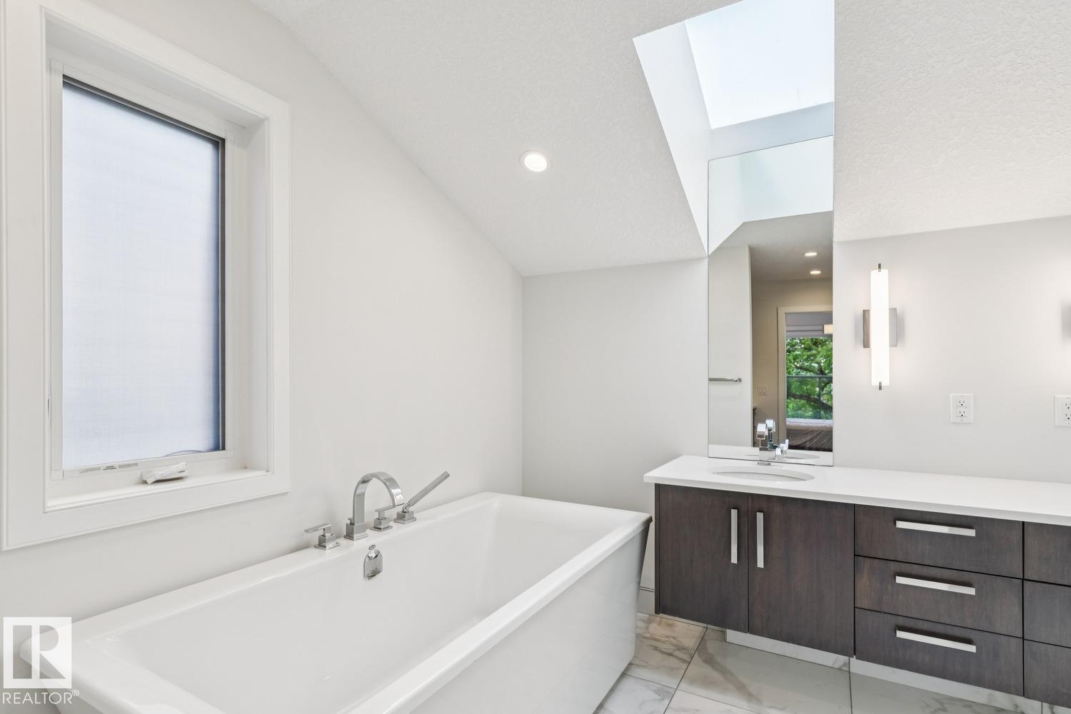 https://zimg.paragon.ice.com/ParagonImages/Property/PM/RAE/225399595/32/0/0/b59a41333e96a1c0014239e503950ff5/1/bfbf9b551de33195974b8d57db2837cb/225399595-b76c21c5-cac3-45fc-b05b-b764bbf52109.JPG