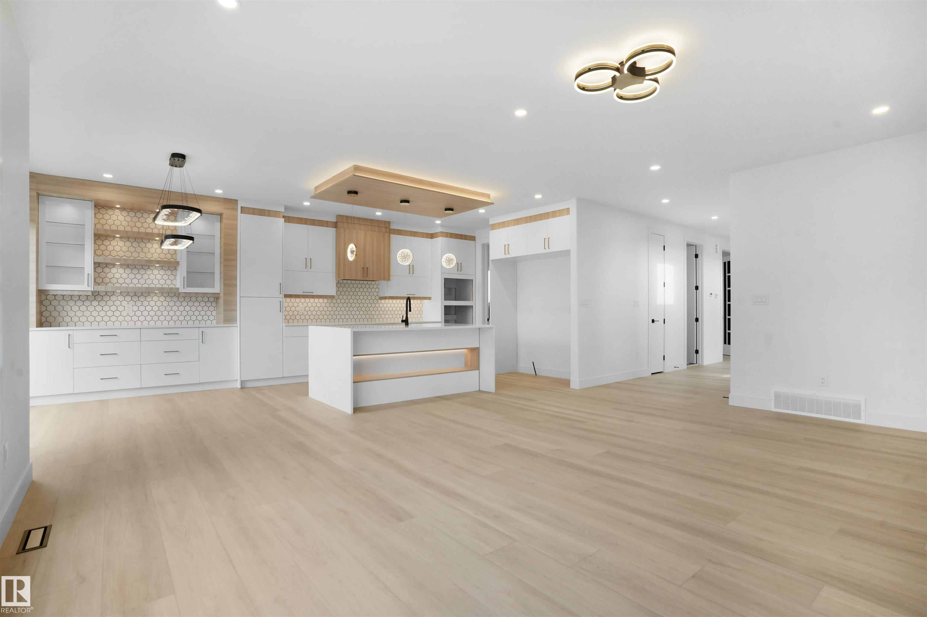 https://zimg.paragon.ice.com/ParagonImages/Property/PM/RAE/225399616/28/0/0/411dfd00eb44aaf7fa5077a151a99c01/1/da46d4e8bd4cc4f84f6cc27b0f30383e/225399616-b58eb7bf-11fb-4fab-892c-4d3bd3521912.JPG