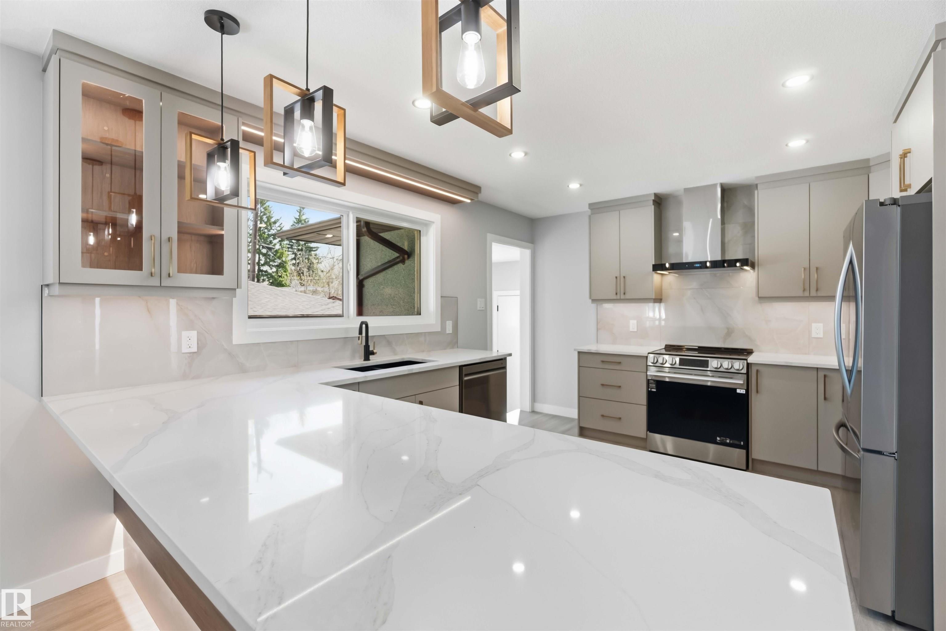 Photo 16 at 8736 66 Avenue NW, Argyll, Edmonton