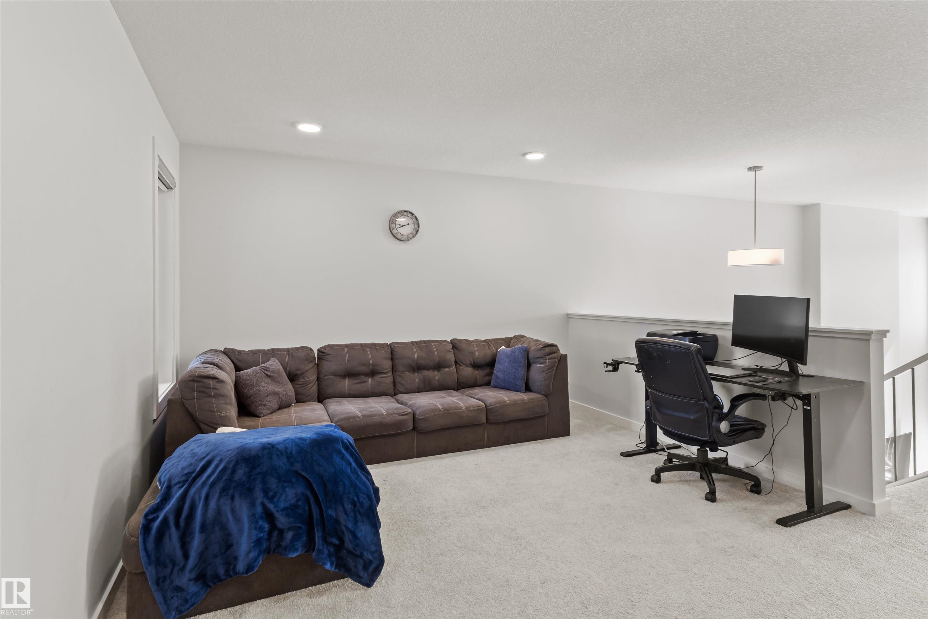 https://zimg.paragon.ice.com/ParagonImages/Property/PM/RAE/225399652/32/0/0/87976c9ace58426faf232b8d7e7204a1/1/4cc42d2d68412996c73ee3c80b793a8e/225399652-56ded854-dab9-4feb-a060-5d67a6e7c039.JPG