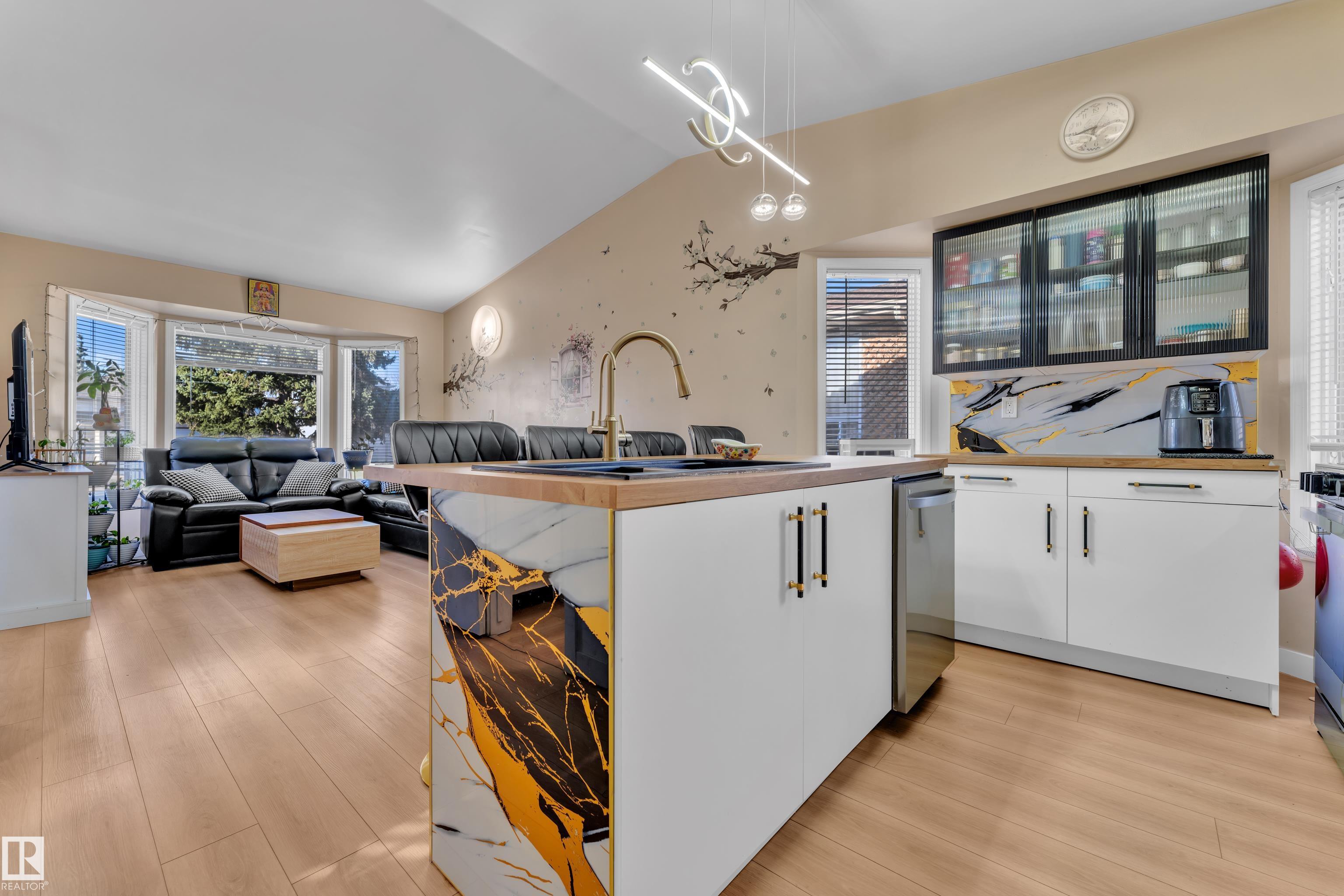 https://zimg.paragon.ice.com/ParagonImages/Property/PM/RAE/225399670/12/0/0/413e7da9e11c2252afd8db4f755cff62/1/33c3490789d626ca34230aee38f6307c/225399670-1026de43-8f8d-4b72-ab6f-a80d5414c275.JPG