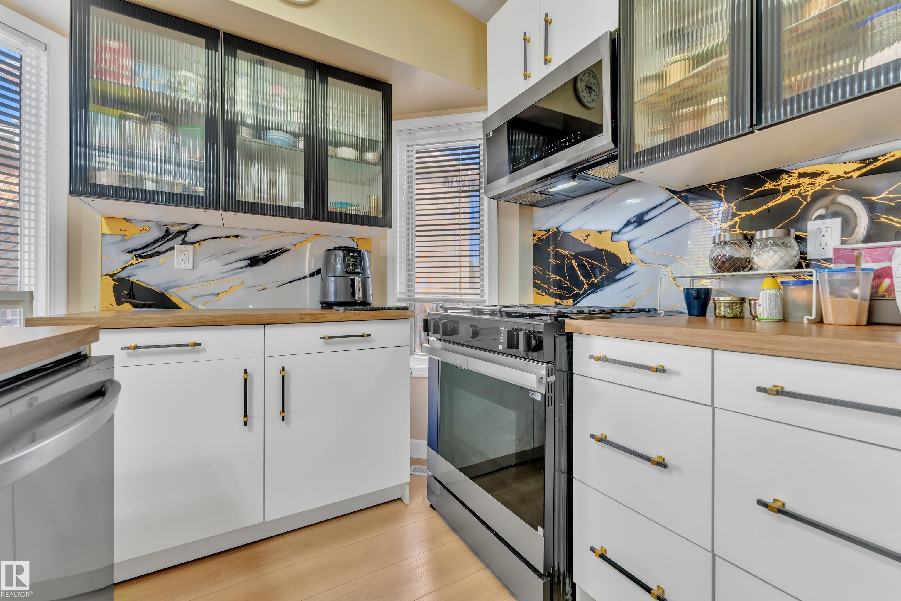 https://zimg.paragon.ice.com/ParagonImages/Property/PM/RAE/225399670/13/0/0/7488a0768204012f2a1e00e96437db11/1/33c3490789d626ca34230aee38f6307c/225399670-e4295fb5-362e-43da-9090-c34afe5fd2d8.JPG