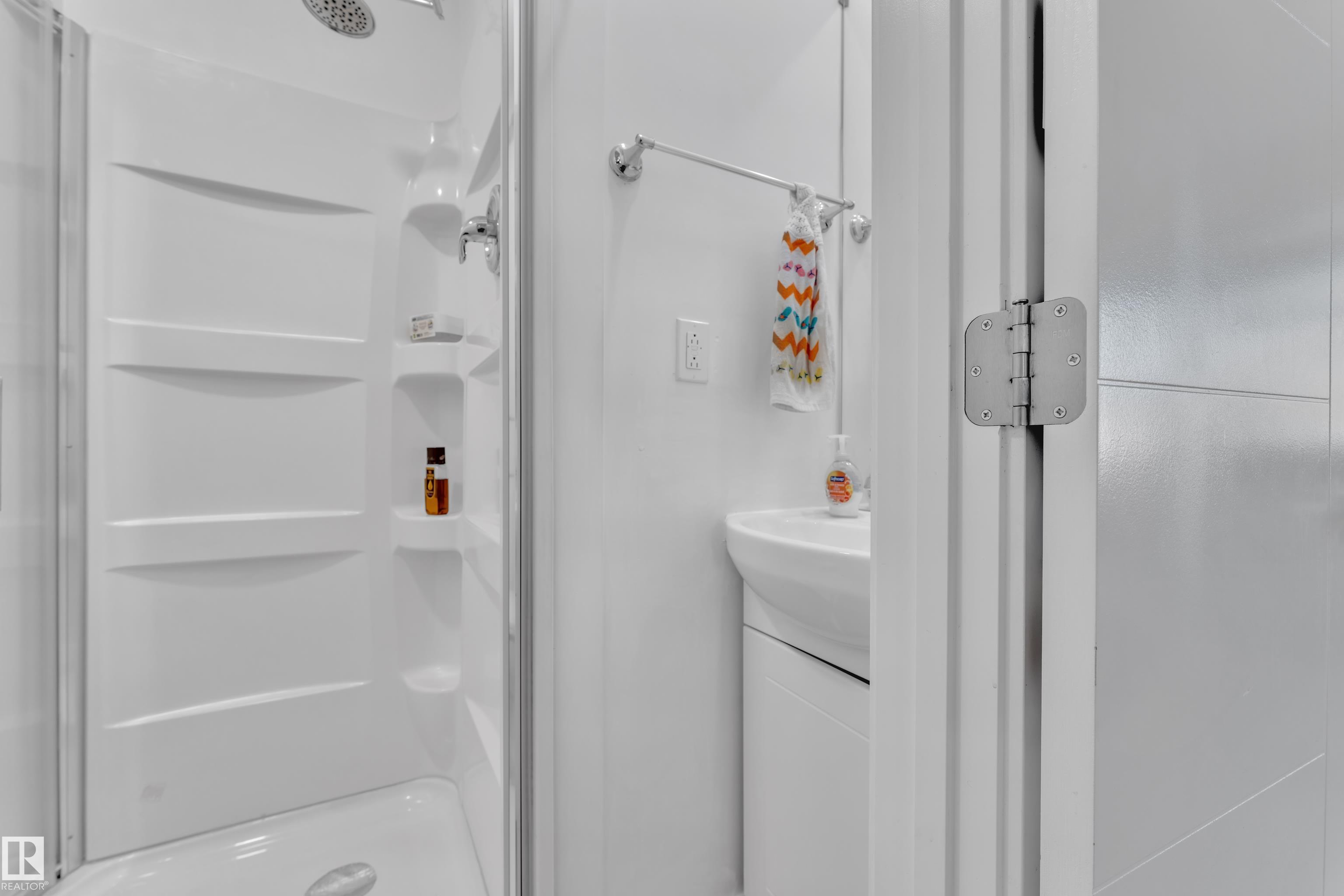 https://zimg.paragon.ice.com/ParagonImages/Property/PM/RAE/225399670/22/0/0/a4953d41dac525db96cd1fab0258a163/1/33c3490789d626ca34230aee38f6307c/225399670-a2f02ce5-aa99-41a3-b0ce-0b65c7d28932.JPG