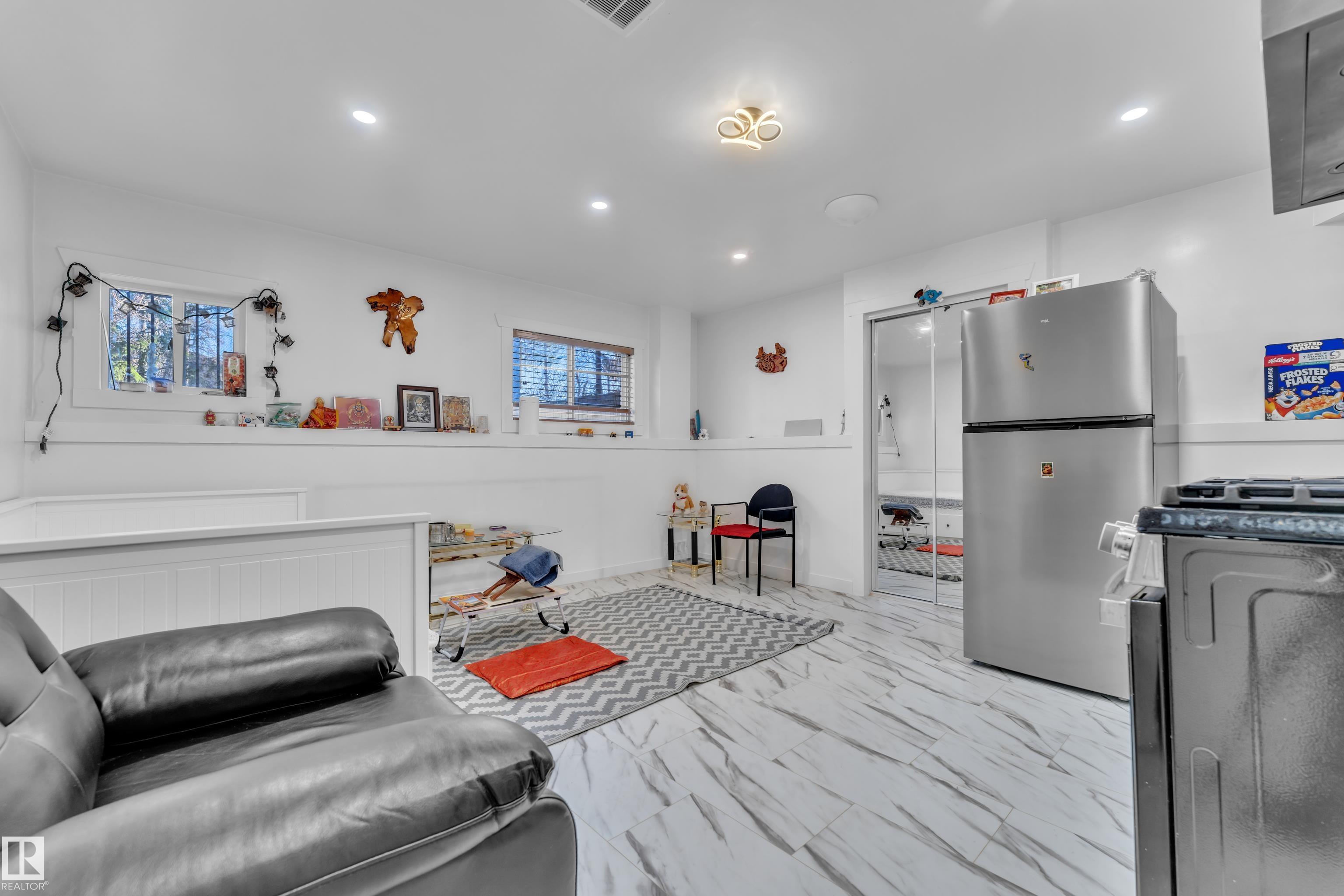 https://zimg.paragon.ice.com/ParagonImages/Property/PM/RAE/225399670/30/0/0/9eadd9d566fd50ecc3eda262df3a07cd/1/33c3490789d626ca34230aee38f6307c/225399670-be619ed0-5fa8-4a15-9287-dcaf43c56163.JPG