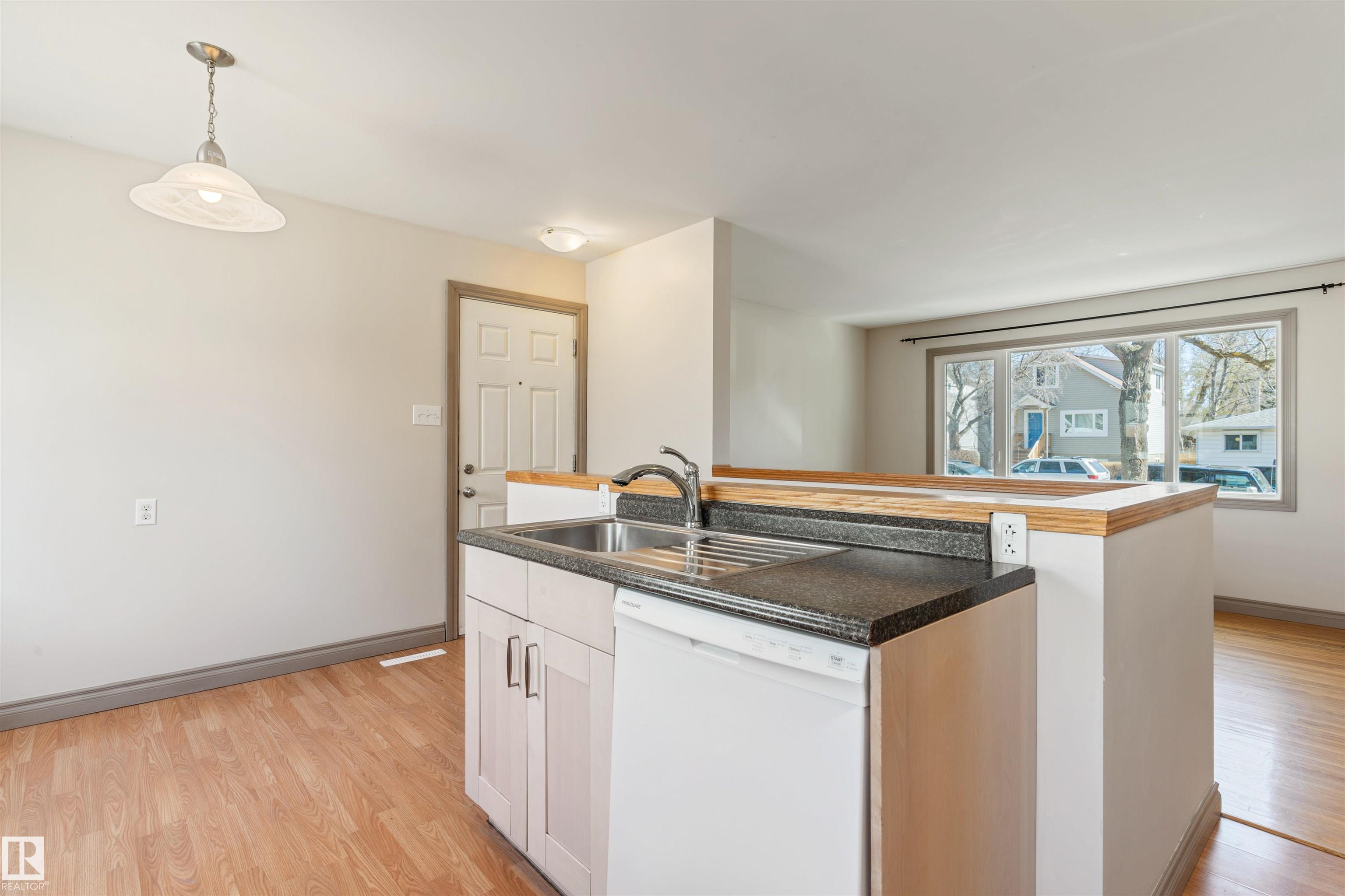 https://zimg.paragon.ice.com/ParagonImages/Property/PM/RAE/225399683/12/0/0/30ac126e4110bf43340d25cc7ab8ed42/1/ddcc16ebd526756b06646debdf52982e/225399683-7a92a4a5-8d93-4806-979a-e6f3dbac7972.JPG
