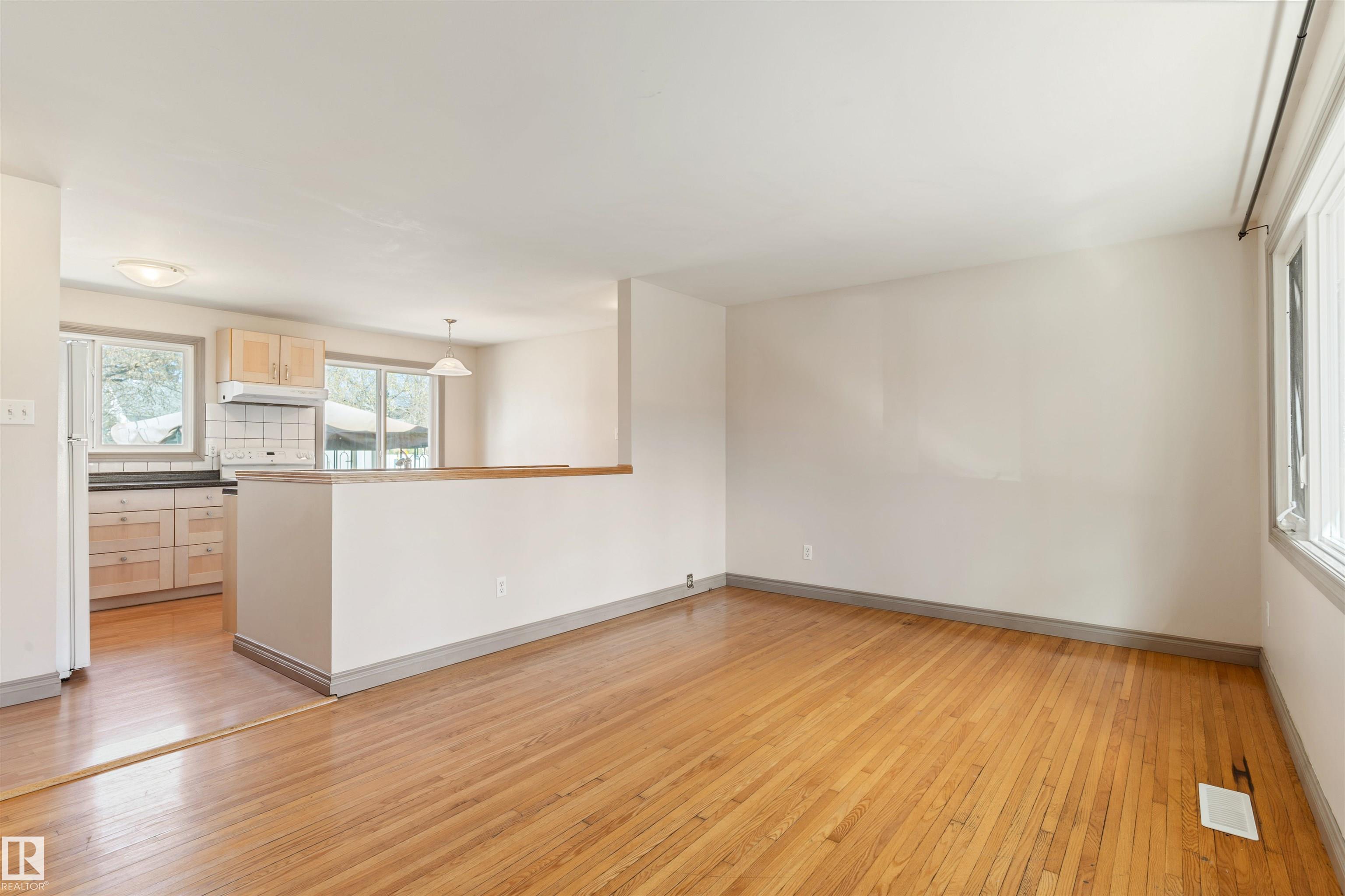 https://zimg.paragon.ice.com/ParagonImages/Property/PM/RAE/225399683/9/0/0/5c361e5a6ab953a4313bff3fdf5851ba/1/ddcc16ebd526756b06646debdf52982e/225399683-1447a8e0-f3a3-4f23-95ed-99cd6a5e9b20.JPG