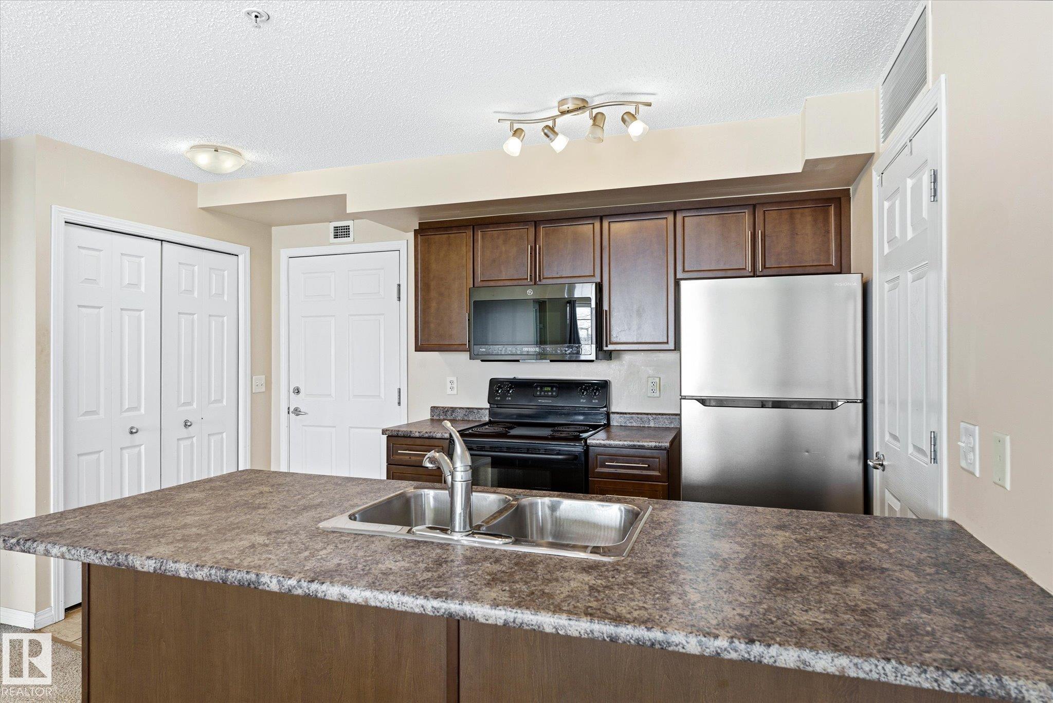 https://zimg.paragon.ice.com/ParagonImages/Property/PM/RAE/225399699/8/0/0/dbb20408101bc4b05b99246dd4978ce1/1/610ac18916f4705b724993f91a0a6937/225399699-8c8ba9ad-080e-486c-93a4-53cbe867ab1d.JPG