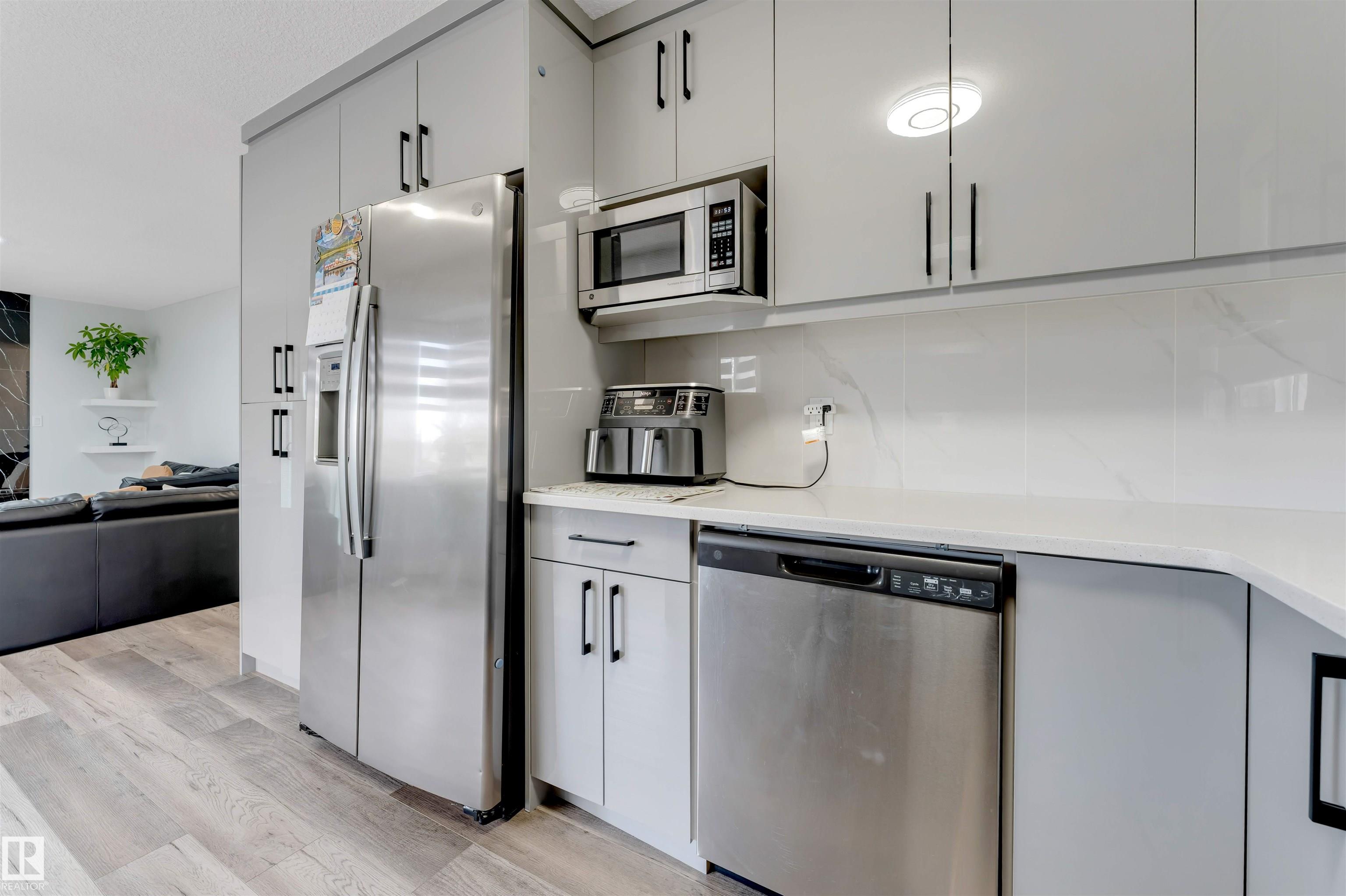 https://zimg.paragon.ice.com/ParagonImages/Property/PM/RAE/225399739/22/0/0/030e970db668cb0910c4bca22f5c0c72/1/9e415f8e35bc39f9846901da8f04db73/225399739-3cfb501b-15ca-4e0b-992e-3a58181bc9f8.JPG
