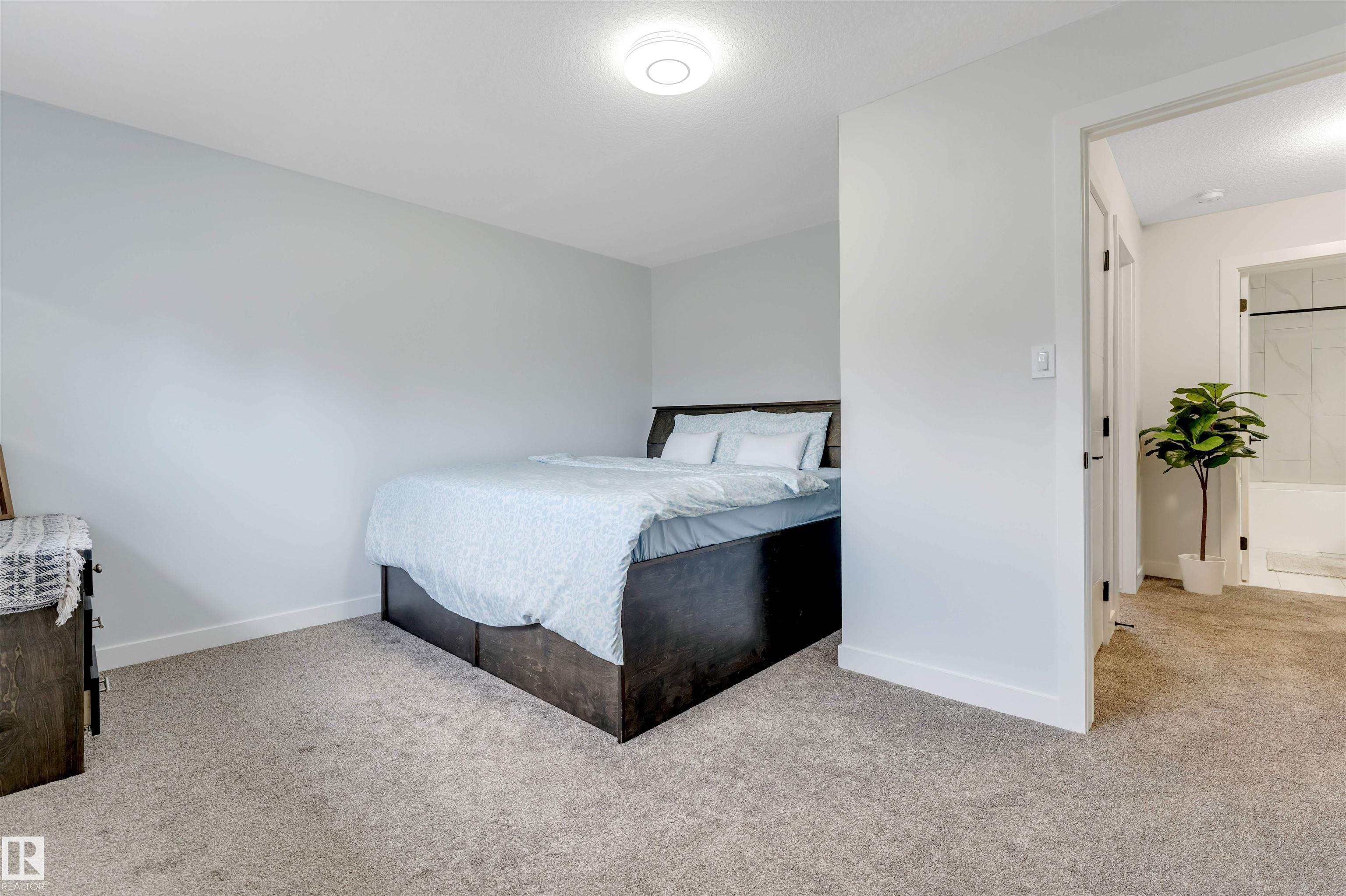 https://zimg.paragon.ice.com/ParagonImages/Property/PM/RAE/225399739/41/0/0/fe2a260c5f76bea9dd0fc8da94291dbe/1/9e415f8e35bc39f9846901da8f04db73/225399739-f6e2f9f0-e142-4fa5-8598-764aa23f77d6.JPG