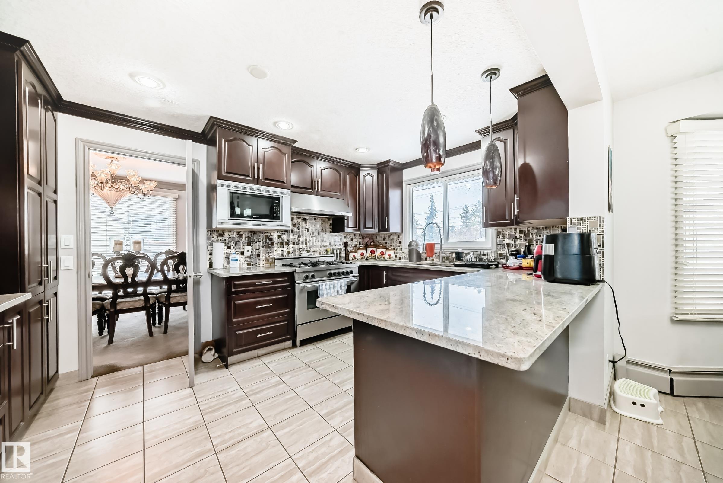 https://zimg.paragon.ice.com/ParagonImages/Property/PM/RAE/225399764/10/0/0/8e1ecca46845f6ddd6a57520e5ca01d9/1/41e37209b85246c9a9376ea35a6c2706/225399764-267BDB02-785A-4157-9866-8C2F5A481A4A.JPG