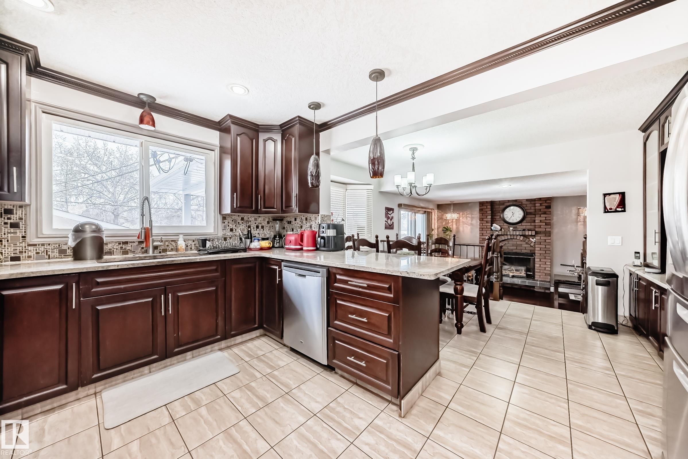 https://zimg.paragon.ice.com/ParagonImages/Property/PM/RAE/225399764/12/0/0/73db55b1aea56409b7a17a678db3d1e6/1/41e37209b85246c9a9376ea35a6c2706/225399764-81662F1B-2237-4195-A8BC-C71B2BE2A1DF.JPG