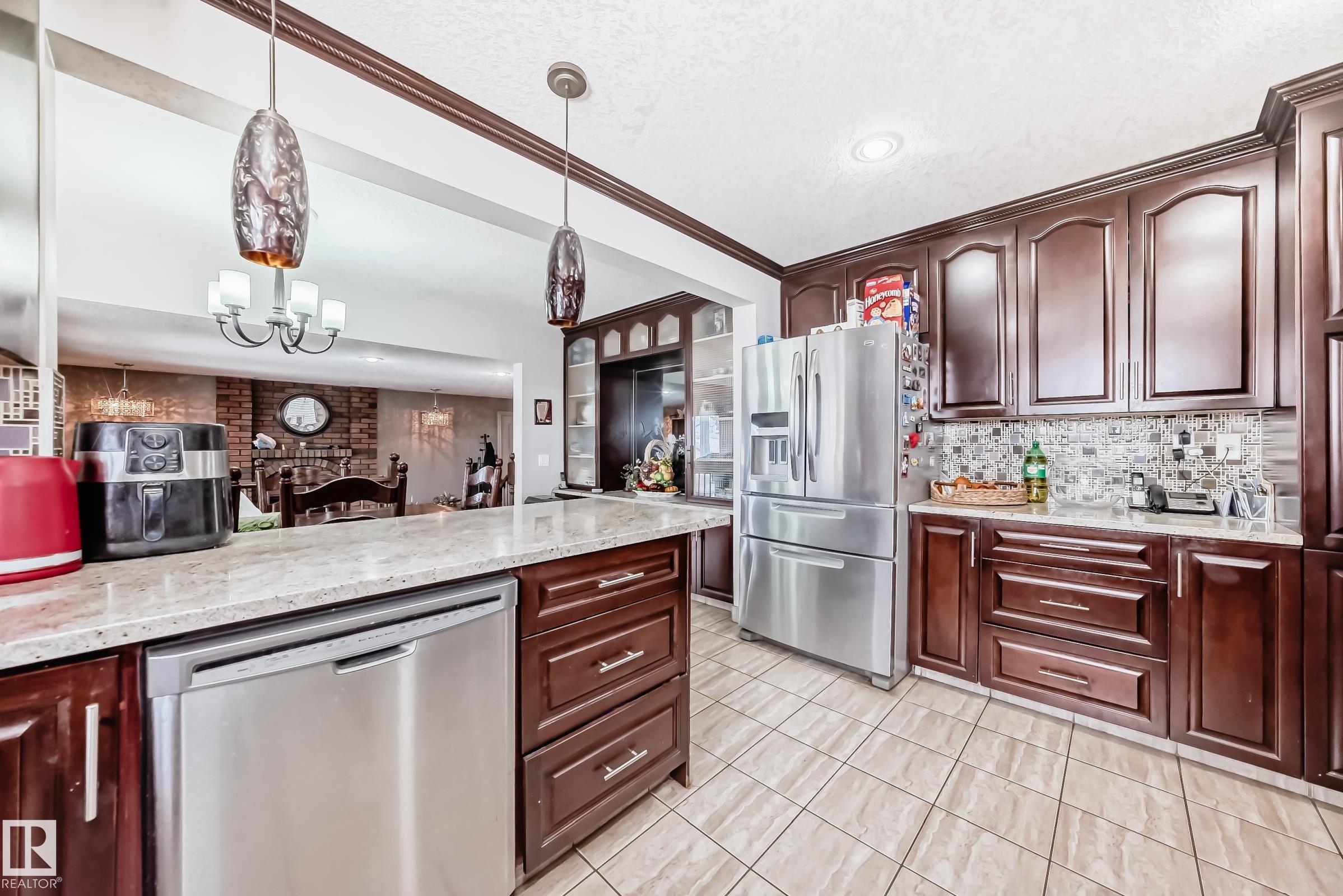 https://zimg.paragon.ice.com/ParagonImages/Property/PM/RAE/225399764/13/0/0/e2d0a00e839f65f1a067d48df8d9dfd7/1/41e37209b85246c9a9376ea35a6c2706/225399764-A28EC736-E5B1-4B08-AA0F-8CCBBCBB884F.JPG