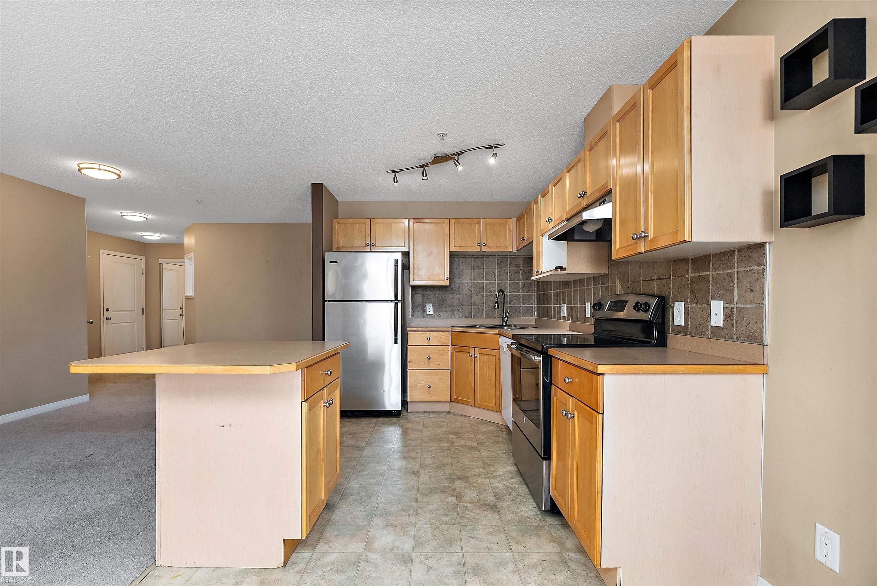 https://zimg.paragon.ice.com/ParagonImages/Property/PM/RAE/225399856/16/0/0/c75bbad39d040a8fc9072b5bb624a886/1/10df361ea80a07db8e5f4e4711e1b10d/225399856-a488e3da-9d0a-4992-bf2b-a0d80956ee38.JPG
