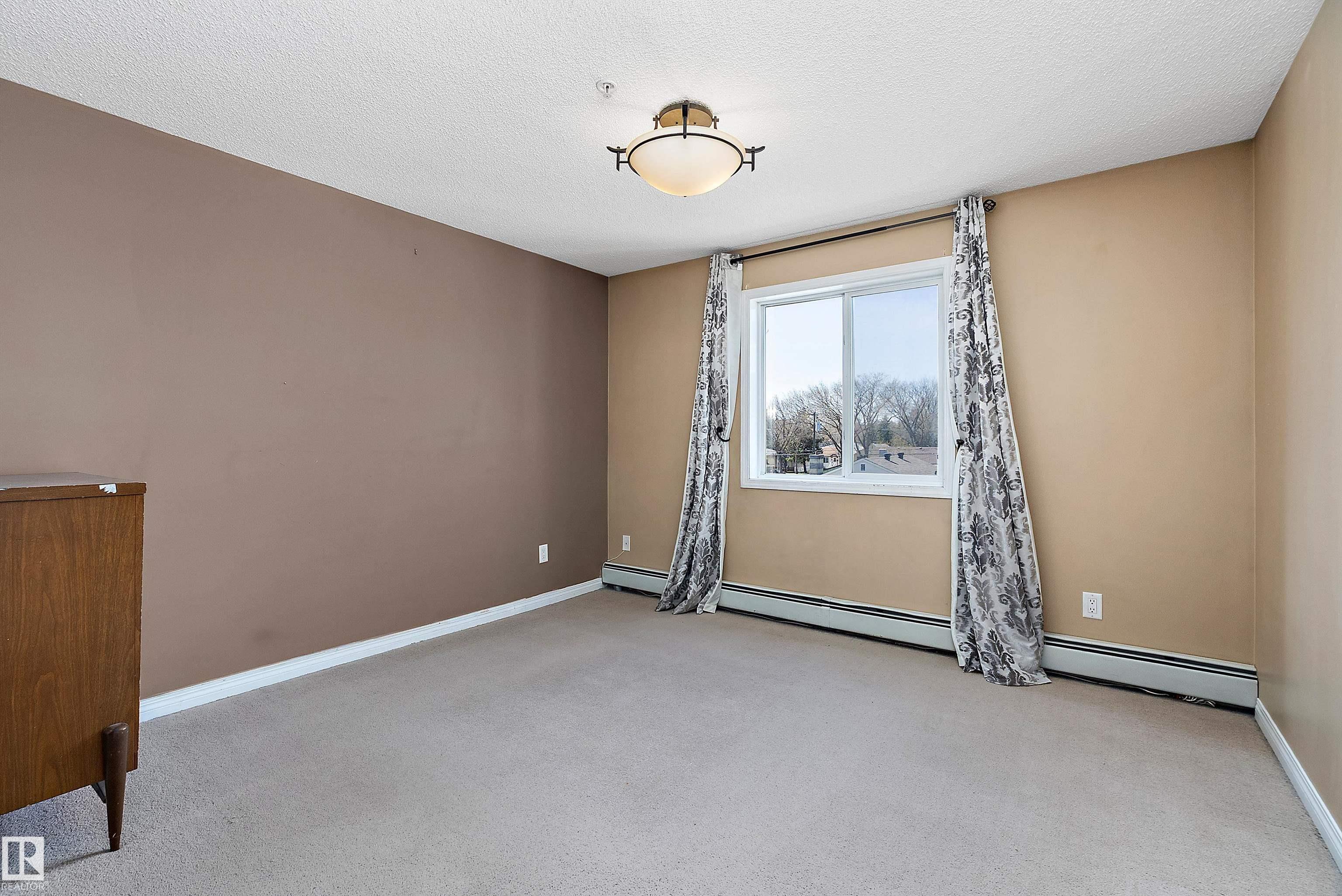 https://zimg.paragon.ice.com/ParagonImages/Property/PM/RAE/225399856/19/0/0/9ce8e0e07761b4e622191d52a7f16ba5/1/10df361ea80a07db8e5f4e4711e1b10d/225399856-310c27a4-0477-4992-81ee-8d96f9af6085.JPG