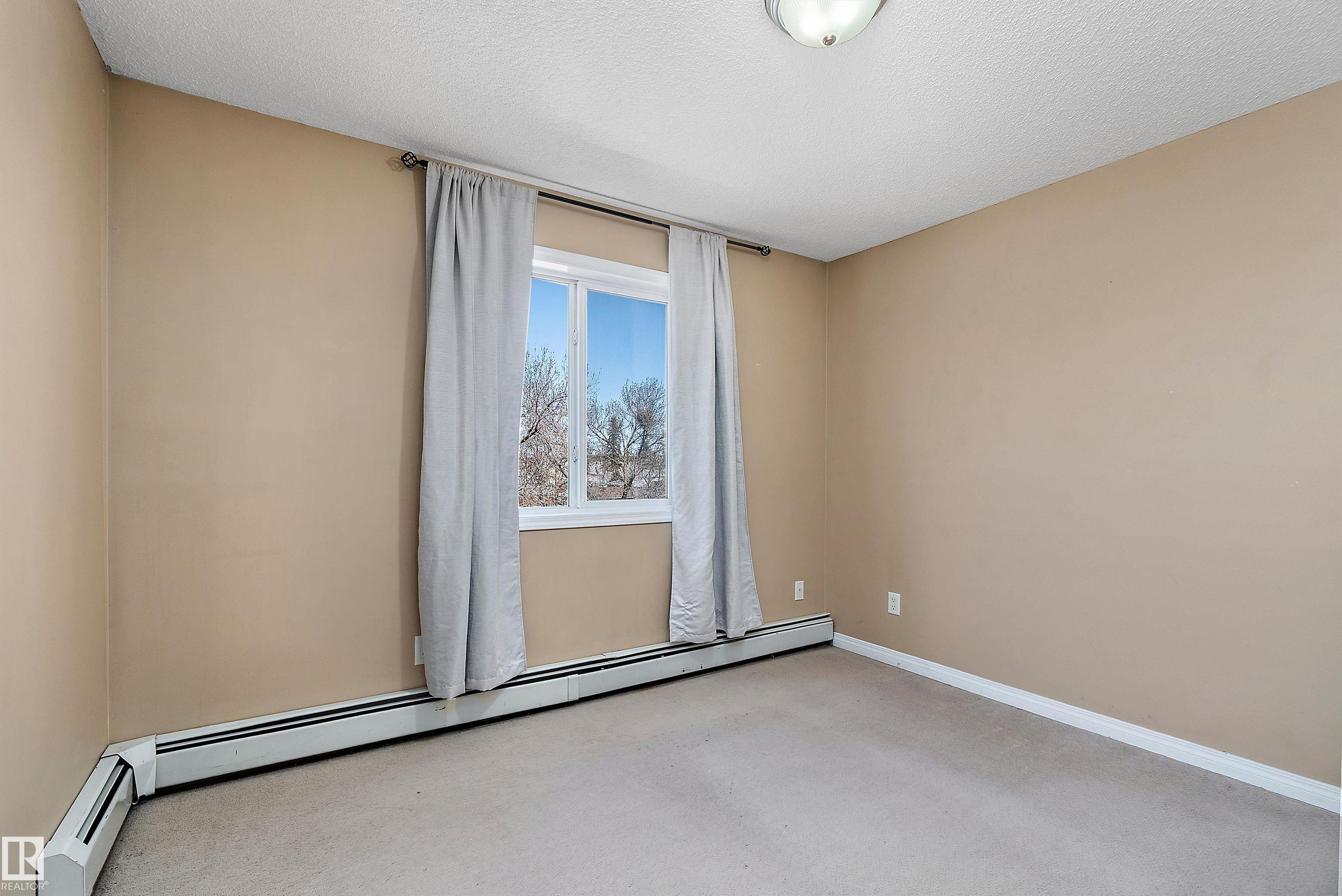 https://zimg.paragon.ice.com/ParagonImages/Property/PM/RAE/225399856/26/0/0/e25338289a4707b3d71be81f55de3ba6/1/10df361ea80a07db8e5f4e4711e1b10d/225399856-9d3310f5-e0bb-4785-a07f-7d0900a45fa1.JPG
