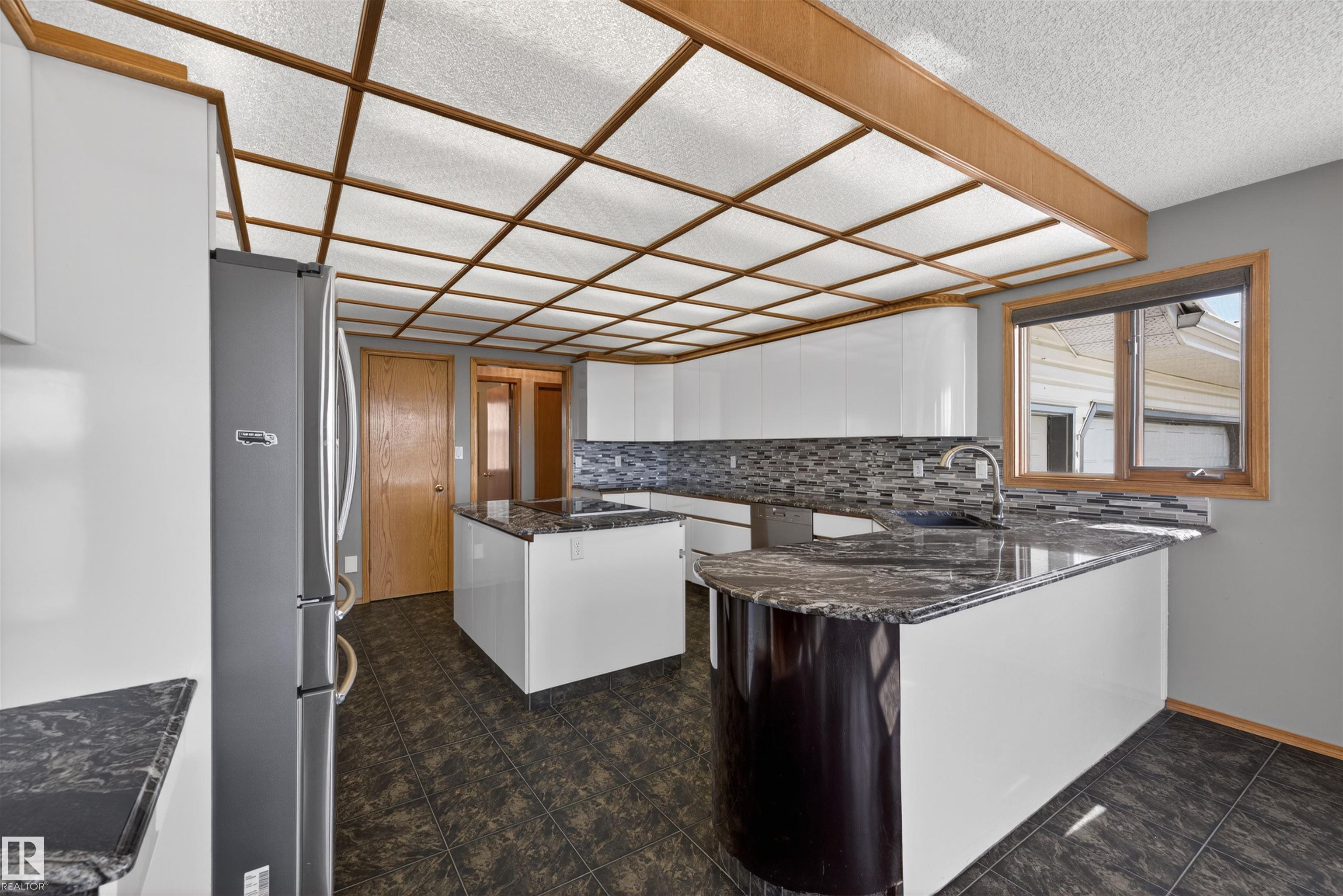 https://zimg.paragon.ice.com/ParagonImages/Property/PM/RAE/225399888/9/0/0/5aff80381bc090837e050f8408d5e1f7/1/bde3e18108ae62db37bf161c3558717b/225399888-7dbb6033-71e6-4e12-a834-59349d35c0a3.JPG