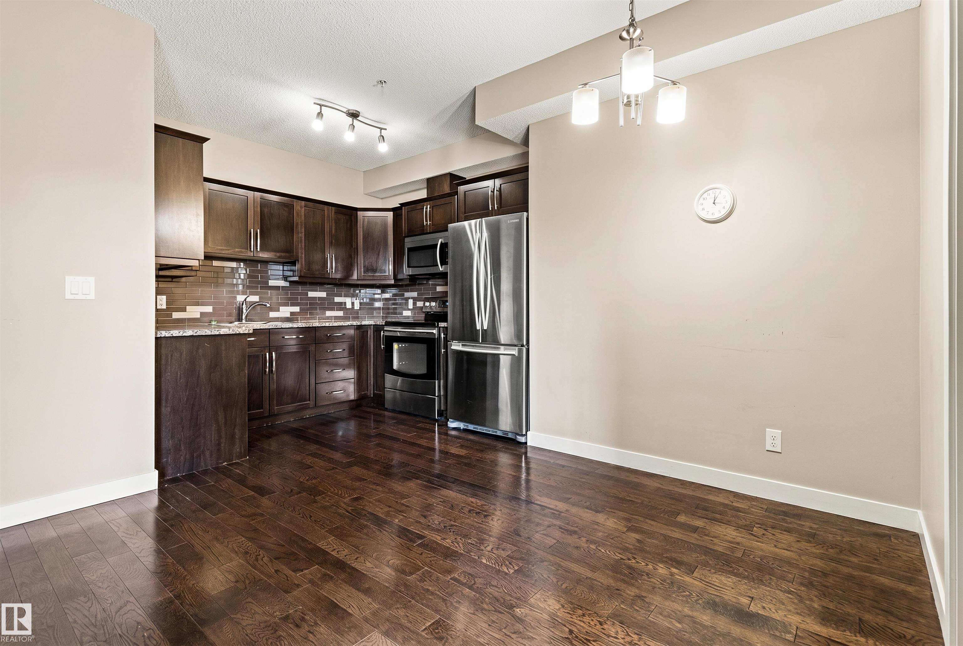 https://zimg.paragon.ice.com/ParagonImages/Property/PM/RAE/225399890/8/0/0/3f14e67feaef9b0a8c3e11304c74e061/1/44a80cad072b9c2597bd46aa874ef93e/225399890-eed399c9-6d82-41ea-b727-fb3882e75d0a.JPG