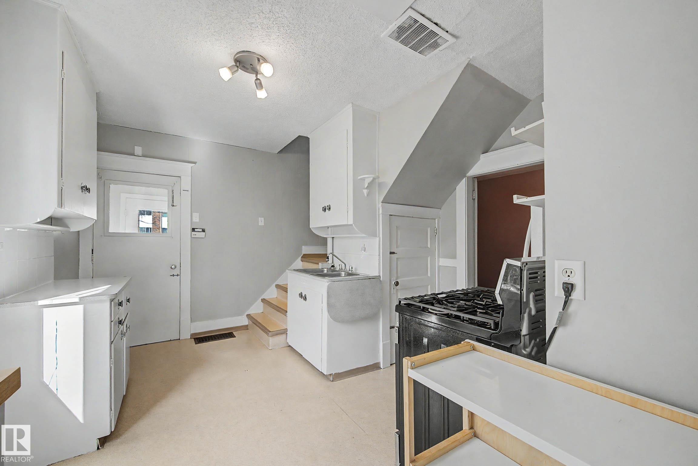 https://zimg.paragon.ice.com/ParagonImages/Property/PM/RAE/225399926/13/0/0/6afa0d5d332a70aa1228945e7d712c83/1/40a4951ec8f57a604b16f1cefec69854/225399926-f2104dbd-d60b-4366-b3e3-93c4585c980d.JPG