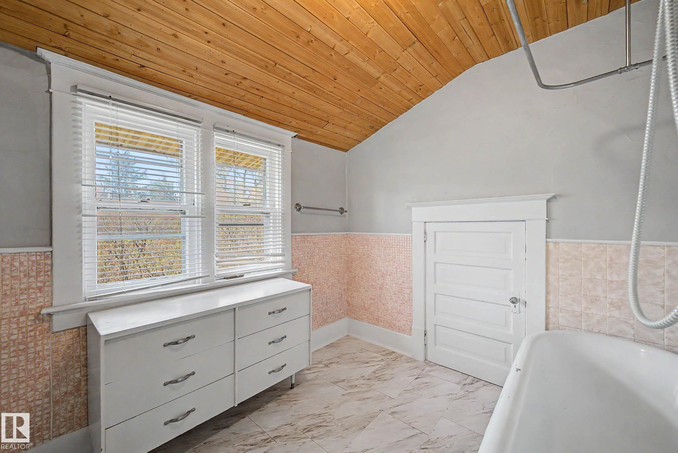 https://zimg.paragon.ice.com/ParagonImages/Property/PM/RAE/225399926/26/0/0/3eab717ece8ce83e20d01e575bee751c/1/40a4951ec8f57a604b16f1cefec69854/225399926-1ae54c99-ec47-474c-846b-ffd4c5abfb71.JPG