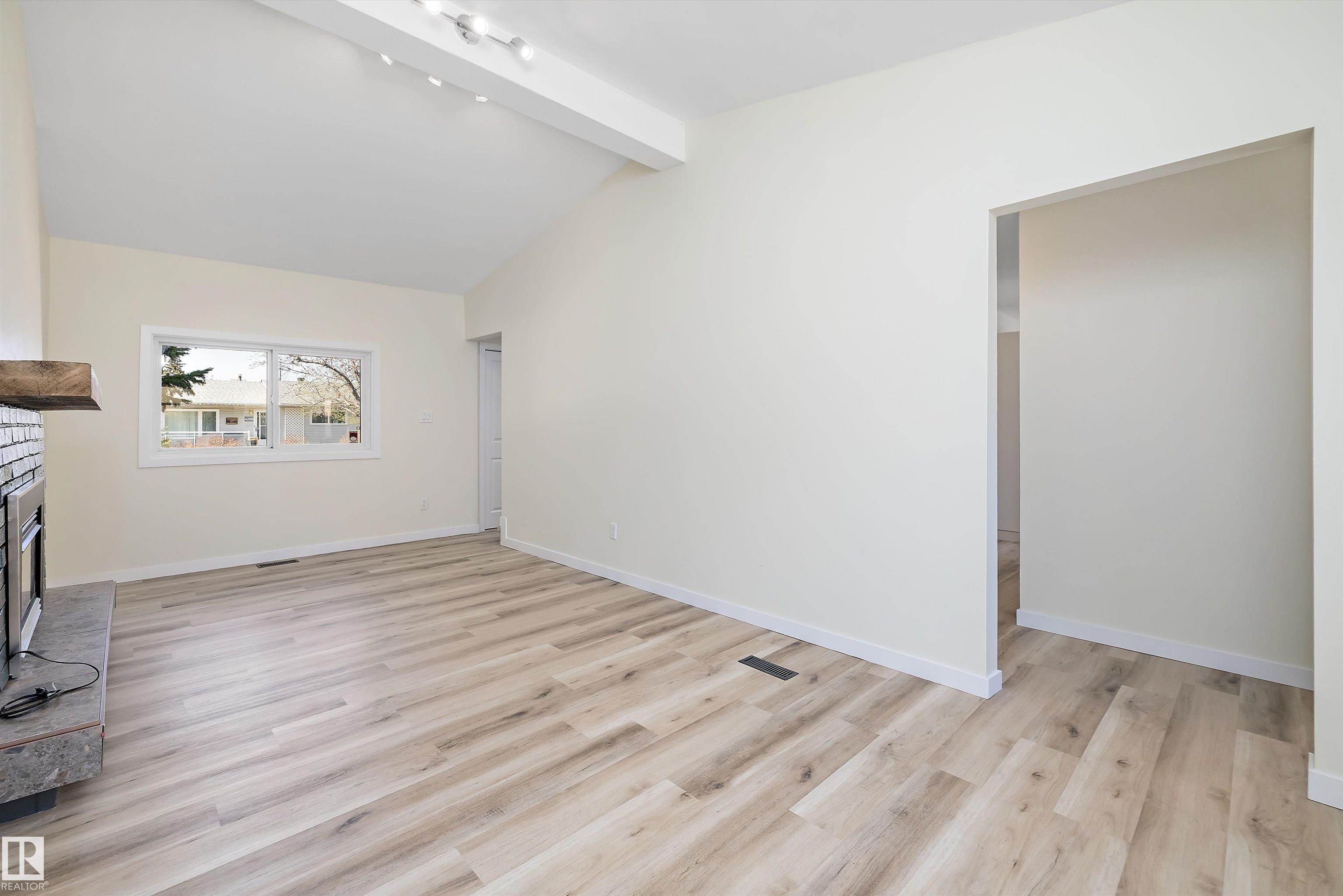 https://zimg.paragon.ice.com/ParagonImages/Property/PM/RAE/225399938/7/0/0/58a0e3b3db2968d6ed09738bb34f06f0/1/22e03ead17b2e13c8139ddd28b872904/225399938-758a1d96-ba21-4d37-8292-d2c0a0ba3e70.JPG