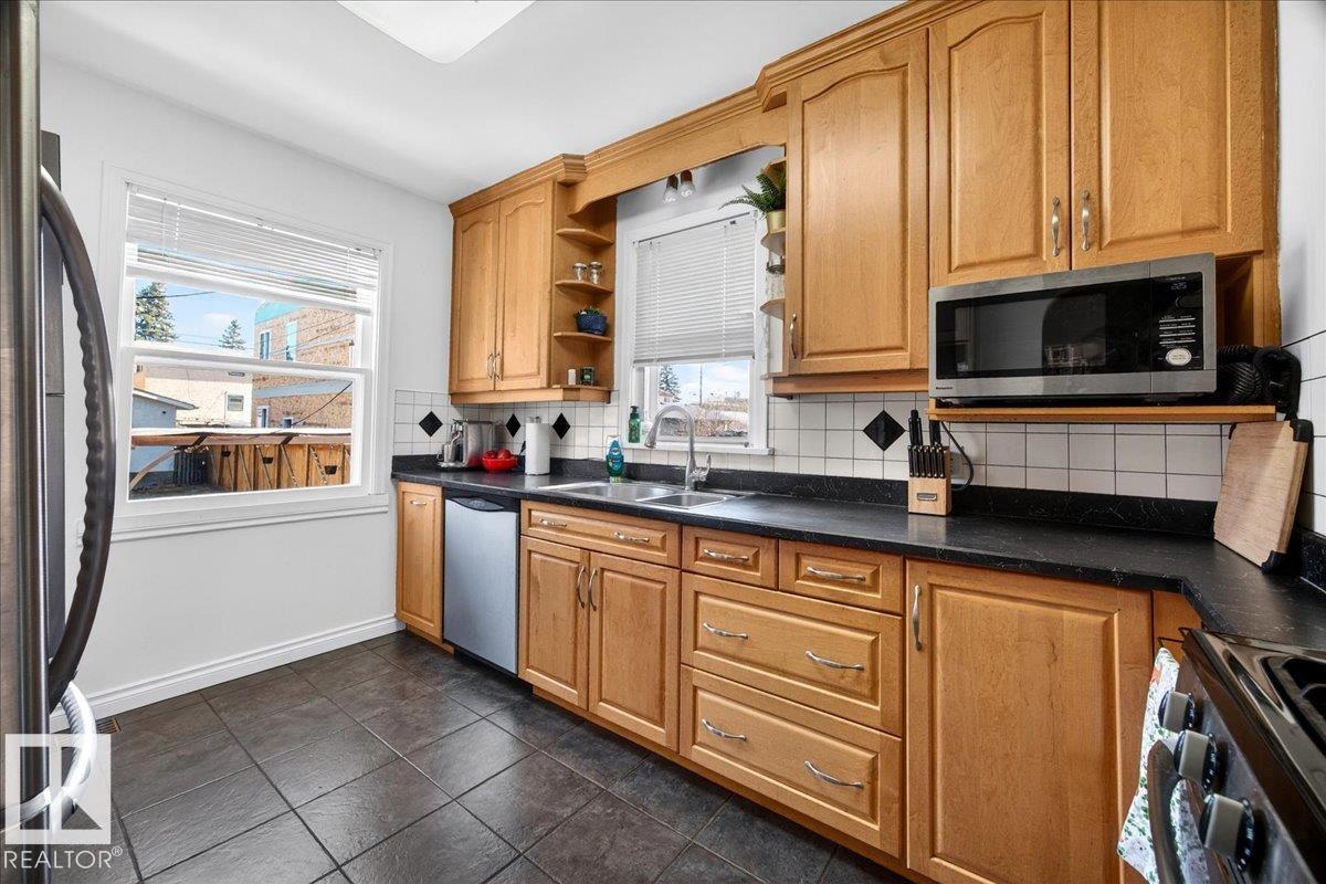https://zimg.paragon.ice.com/ParagonImages/Property/PM/RAE/225399941/12/0/0/dfbde9d497e01ab50a1c46c761b76049/1/8f2f687dda4e09d822776795a67b59f5/225399941-c795b867-230b-4be6-a5c5-dcda4c07a2ac.JPG