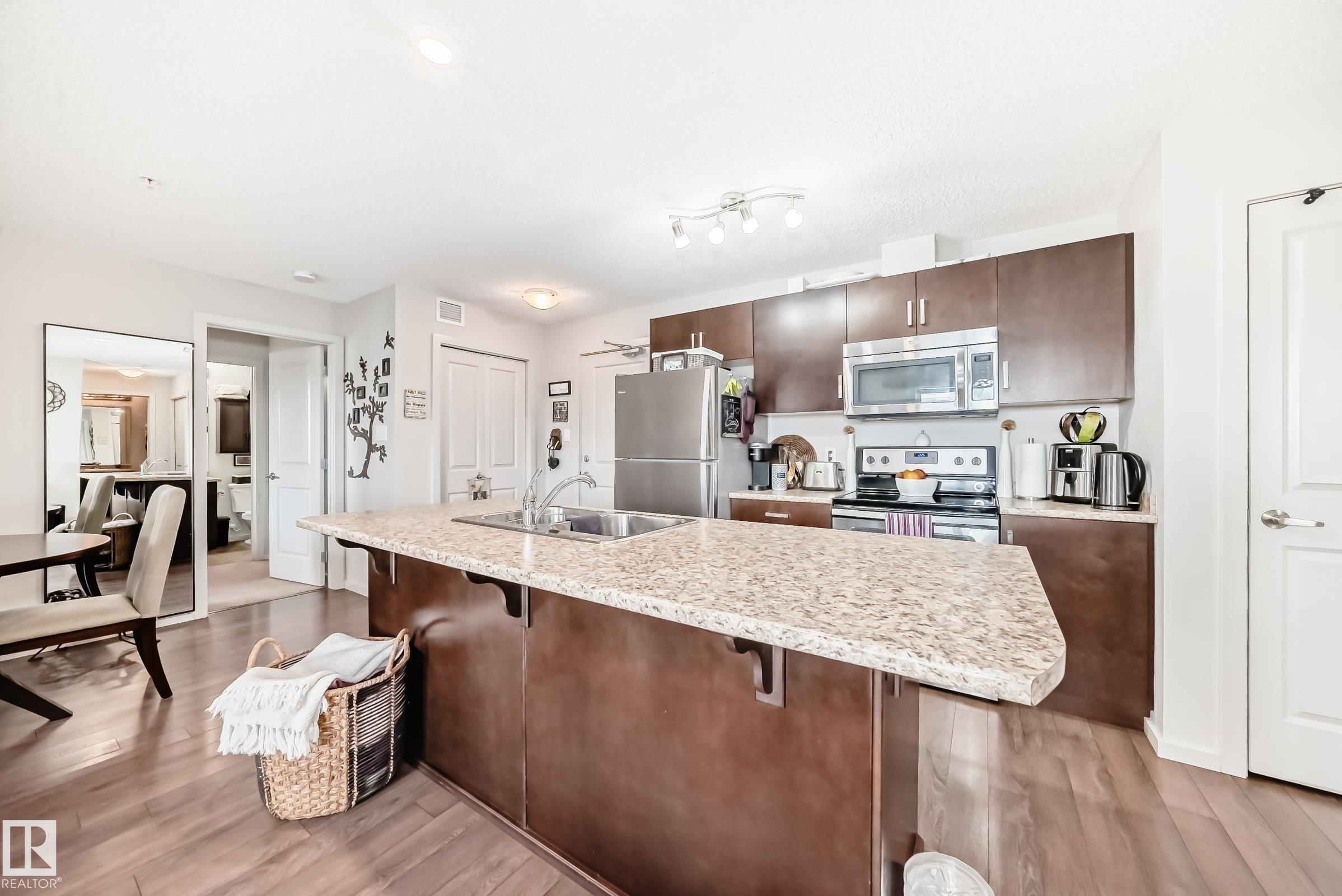 https://zimg.paragon.ice.com/ParagonImages/Property/PM/RAE/225400086/7/0/0/6a32e2feaecea0279b8feea33538cf24/1/3a8b6cc3b3e1c95ee121e8fe7b21c3f0/225400086-733b5b63-ced0-4d8e-8184-7545cb2d7e12.JPG