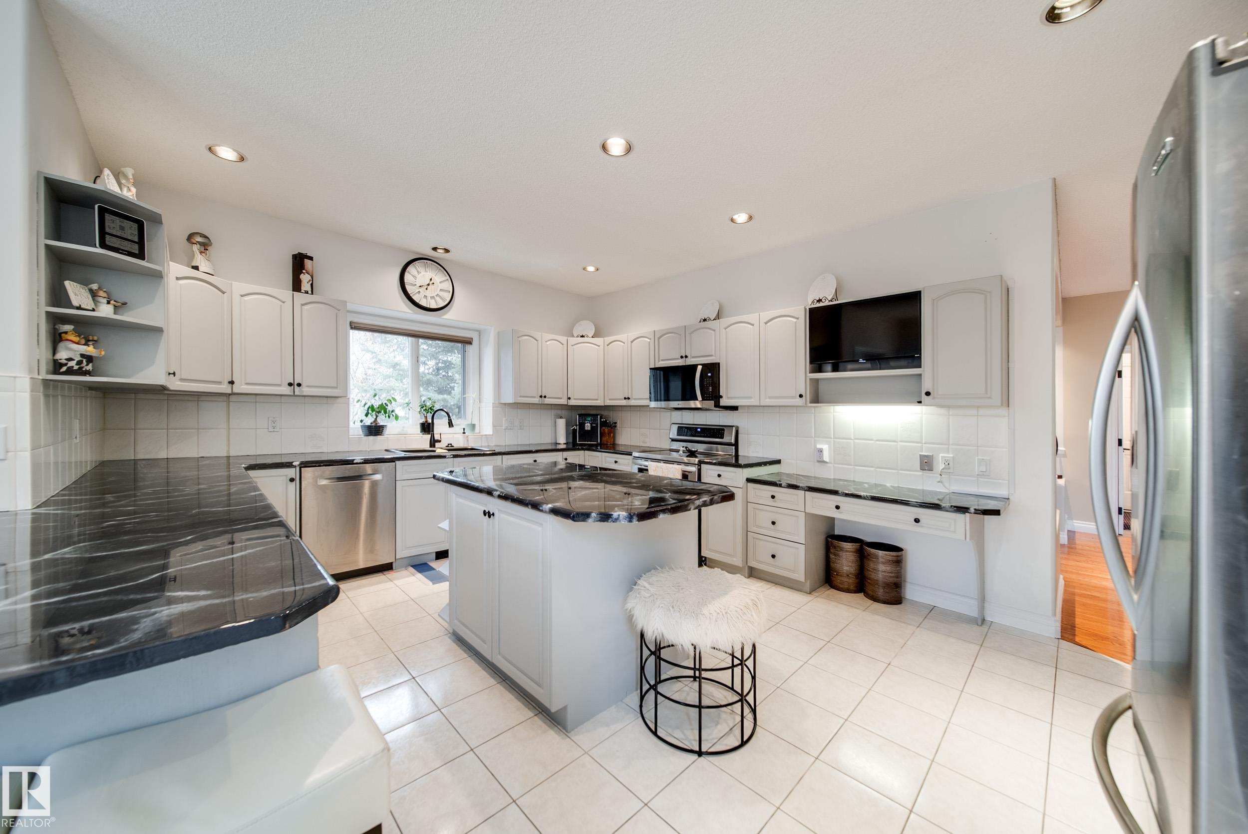 https://zimg.paragon.ice.com/ParagonImages/Property/PM/RAE/225400151/18/0/0/877a9edd35543ff20ebc5e5cdb862e43/1/3f7ca5edde926578197022e8b7d6af90/225400151-55FECD25-9379-4D16-BDFC-50980FEB7ACE.JPG