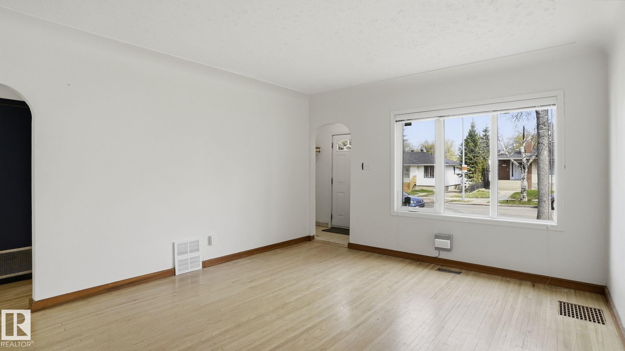 https://zimg.paragon.ice.com/ParagonImages/Property/PM/RAE/225400156/7/0/0/da21639f2c7879d0697dbc93fffa6329/1/29b3c4325724798d50bca40d8235174d/225400156-97dead7d-c605-4d89-be1b-454776afe96c.JPG