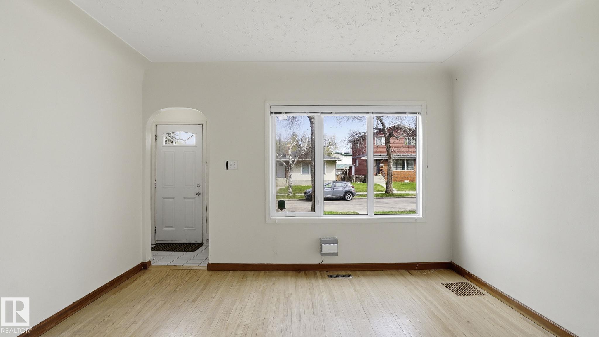 https://zimg.paragon.ice.com/ParagonImages/Property/PM/RAE/225400156/8/0/0/dcacbbb169296e90d860b2eb58494c28/1/29b3c4325724798d50bca40d8235174d/225400156-e64d3c6b-e720-417e-824c-88a375c40b83.JPG