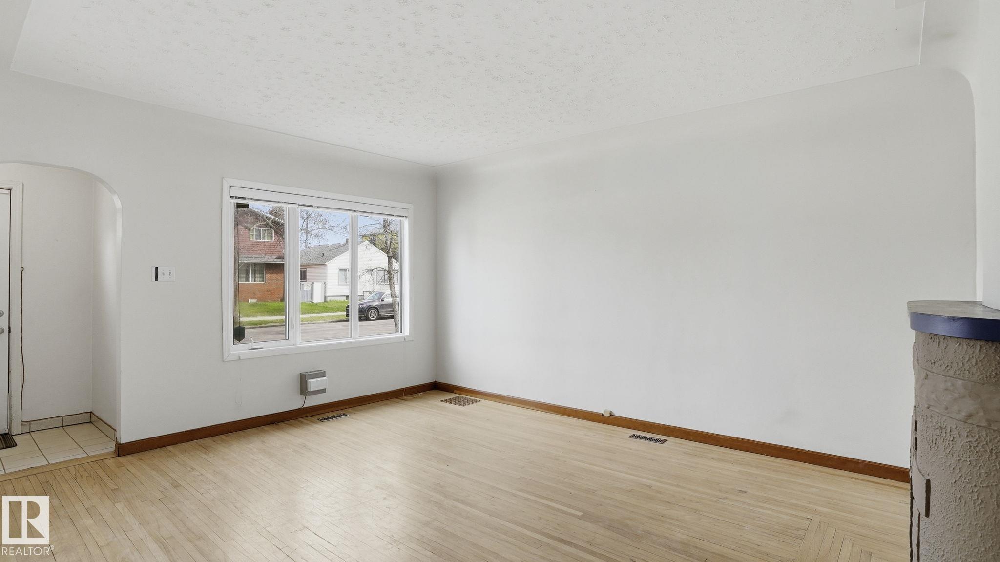 https://zimg.paragon.ice.com/ParagonImages/Property/PM/RAE/225400156/9/0/0/7aeb85cb9e704ecceded581151aec79c/1/29b3c4325724798d50bca40d8235174d/225400156-0483539c-a34e-44b0-8a99-93951504480e.JPG