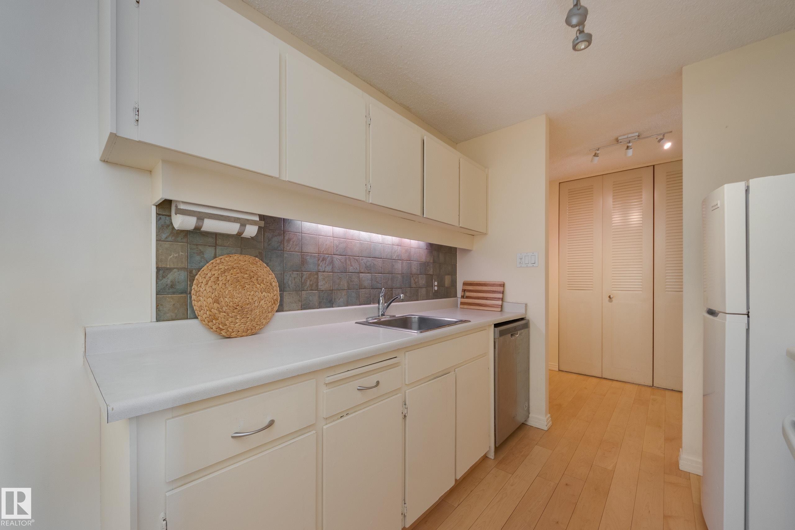 https://zimg.paragon.ice.com/ParagonImages/Property/PM/RAE/225400158/16/0/0/edca6a06accedd0d80f6c3893260b19e/1/285f0b56131d91f7cdd30b4fe2d307d6/225400158-784D1F2A-4C3C-4081-93B0-C8967B8848B5.JPG