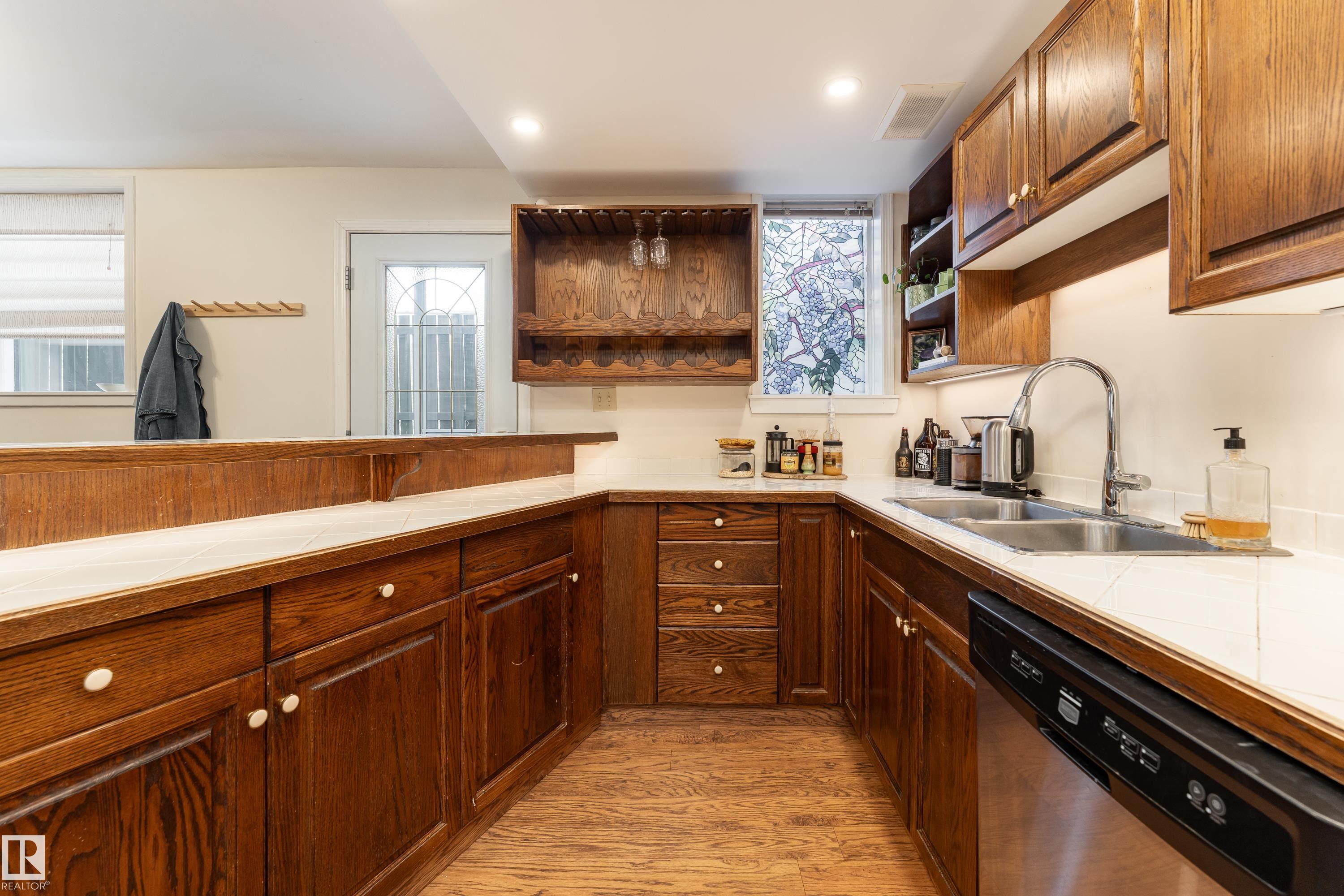 https://zimg.paragon.ice.com/ParagonImages/Property/PM/RAE/225400195/4/0/0/b4c1239c61d2a0aae3adf815e0eb1948/1/6cde0c7ff586a3f1a738d2863257bef1/225400195-1b4e232c-5418-44a0-8aad-84e202fff25d.JPG