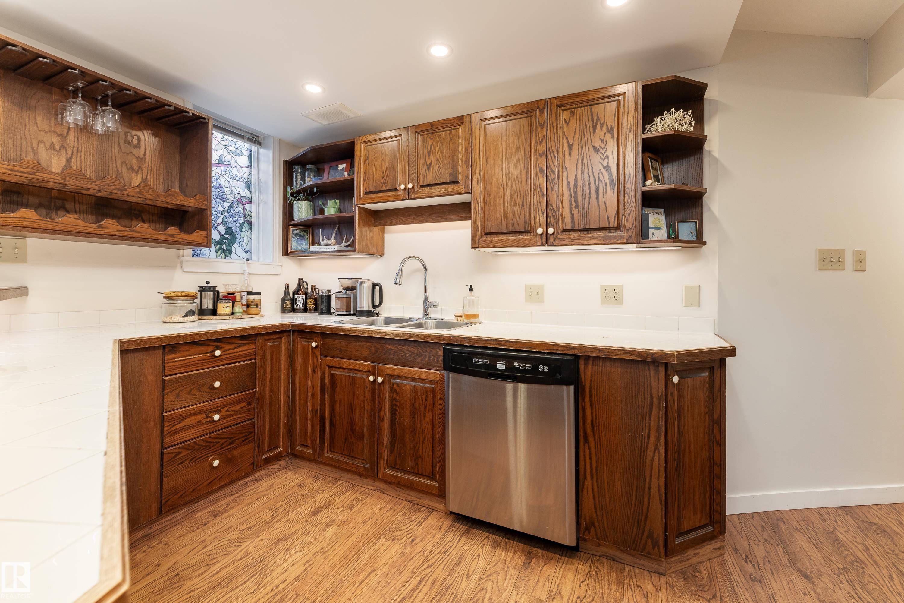 https://zimg.paragon.ice.com/ParagonImages/Property/PM/RAE/225400195/5/0/0/eb4a097defb2bb93483007e6d2e2c752/1/6cde0c7ff586a3f1a738d2863257bef1/225400195-73385c3d-27c8-4361-8656-69027867121a.JPG