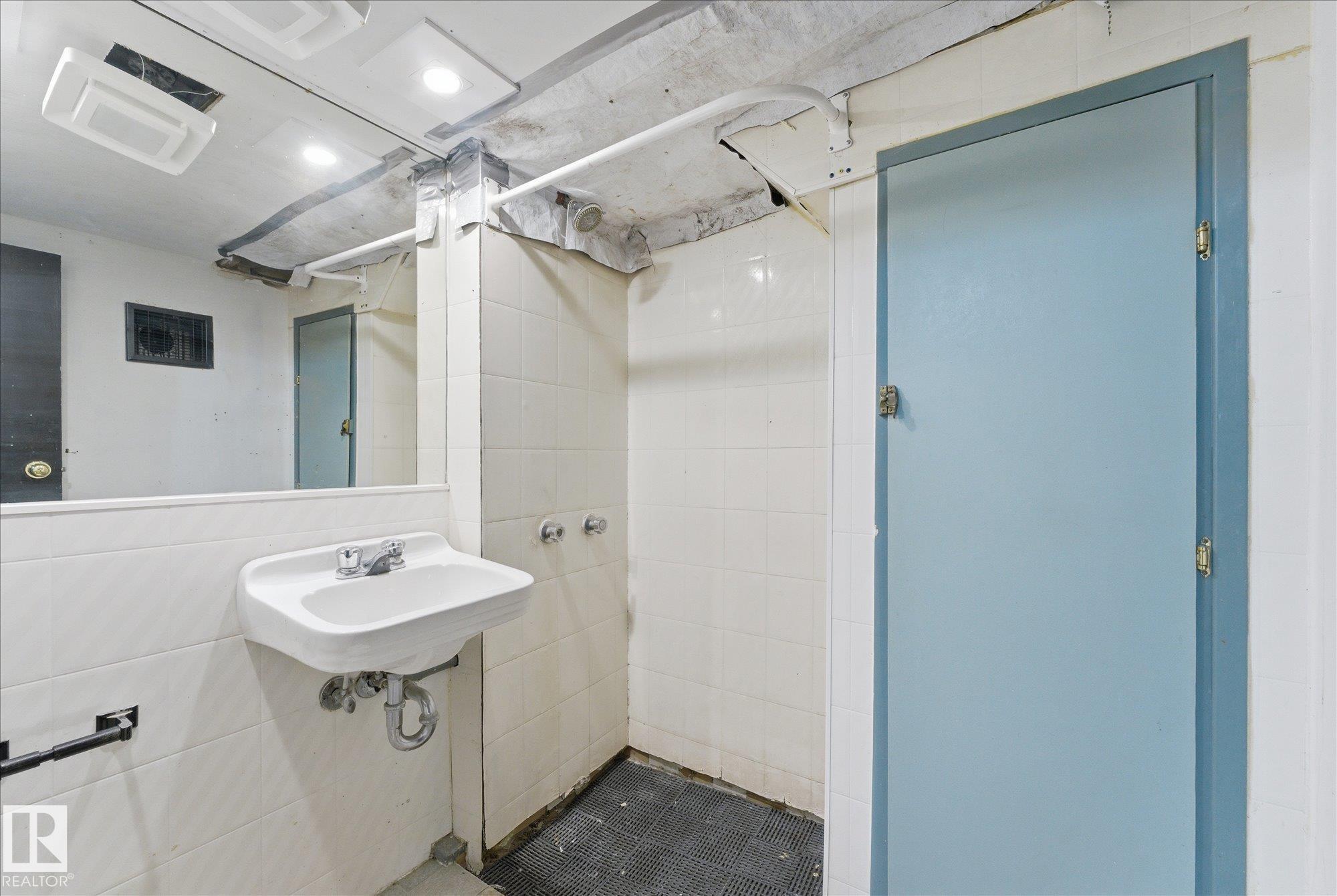 https://zimg.paragon.ice.com/ParagonImages/Property/PM/RAE/225400198/40/0/0/5493c7fc18832a1dca564796a28c2b66/1/56b9a70b2cbaa689d123b51582eaff23/225400198-3f4f3c8a-b62a-4930-85b2-487ae591085e.JPG