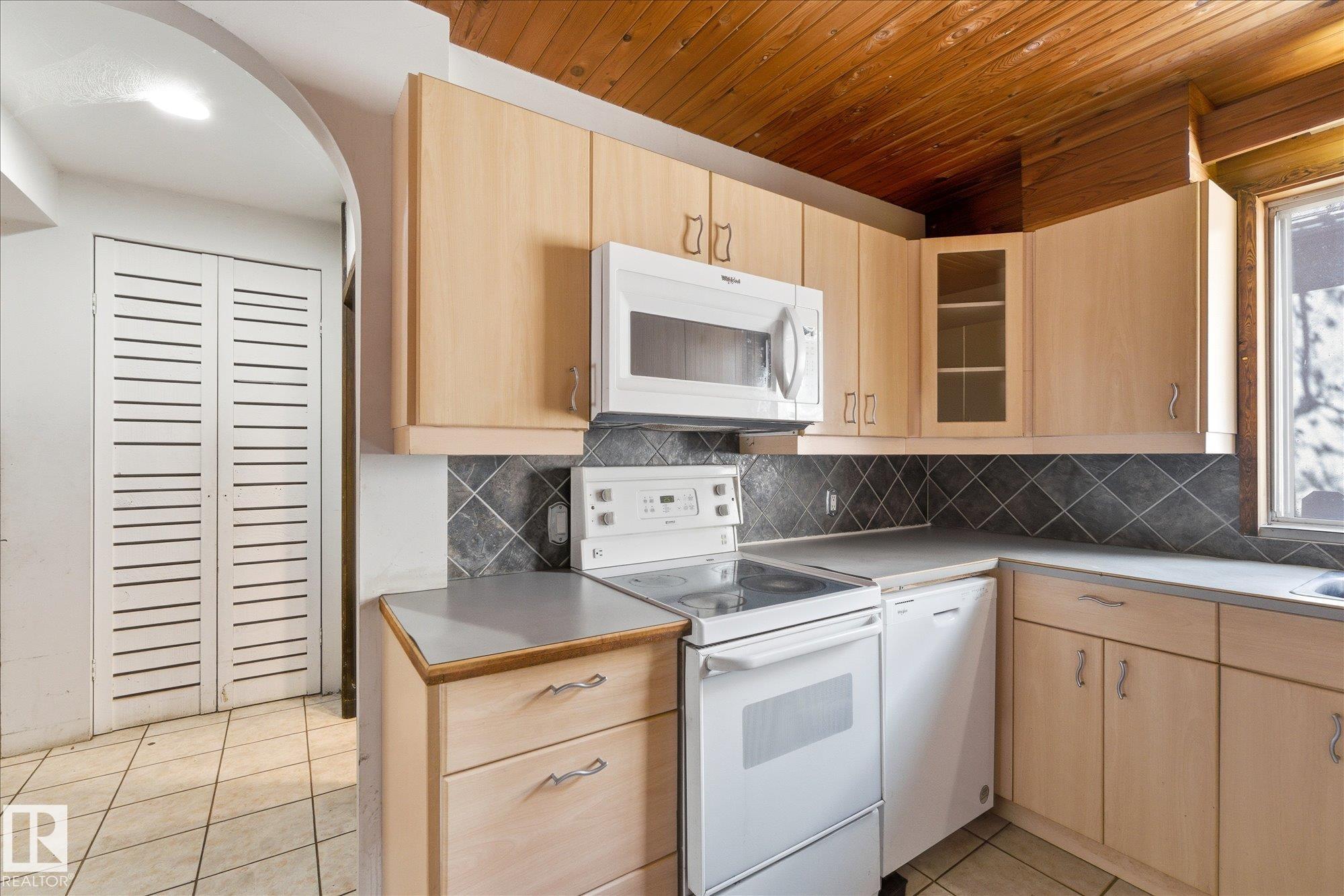 https://zimg.paragon.ice.com/ParagonImages/Property/PM/RAE/225400198/9/0/0/485fd08e383bb1076a3a43ab1b22f4c3/1/56b9a70b2cbaa689d123b51582eaff23/225400198-90a7bbd0-476e-47e2-9863-3963b282e97a.JPG