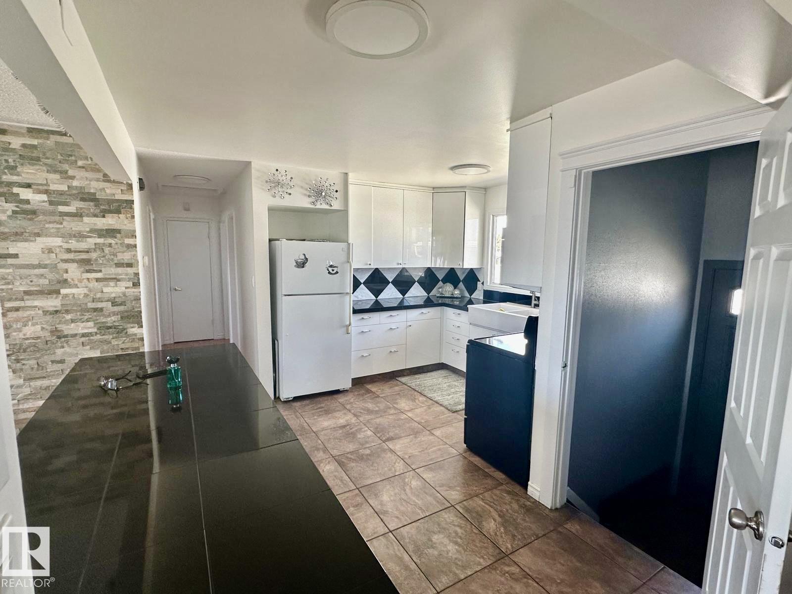 https://zimg.paragon.ice.com/ParagonImages/Property/PM/RAE/225400245/10/0/0/5ea9feb9876958bb3f98e9ef6db97257/1/87fcae1687a0d85cb50a89007480de01/225400245-17ecce36-17eb-4aa8-b807-16f02a81d8dc.JPG