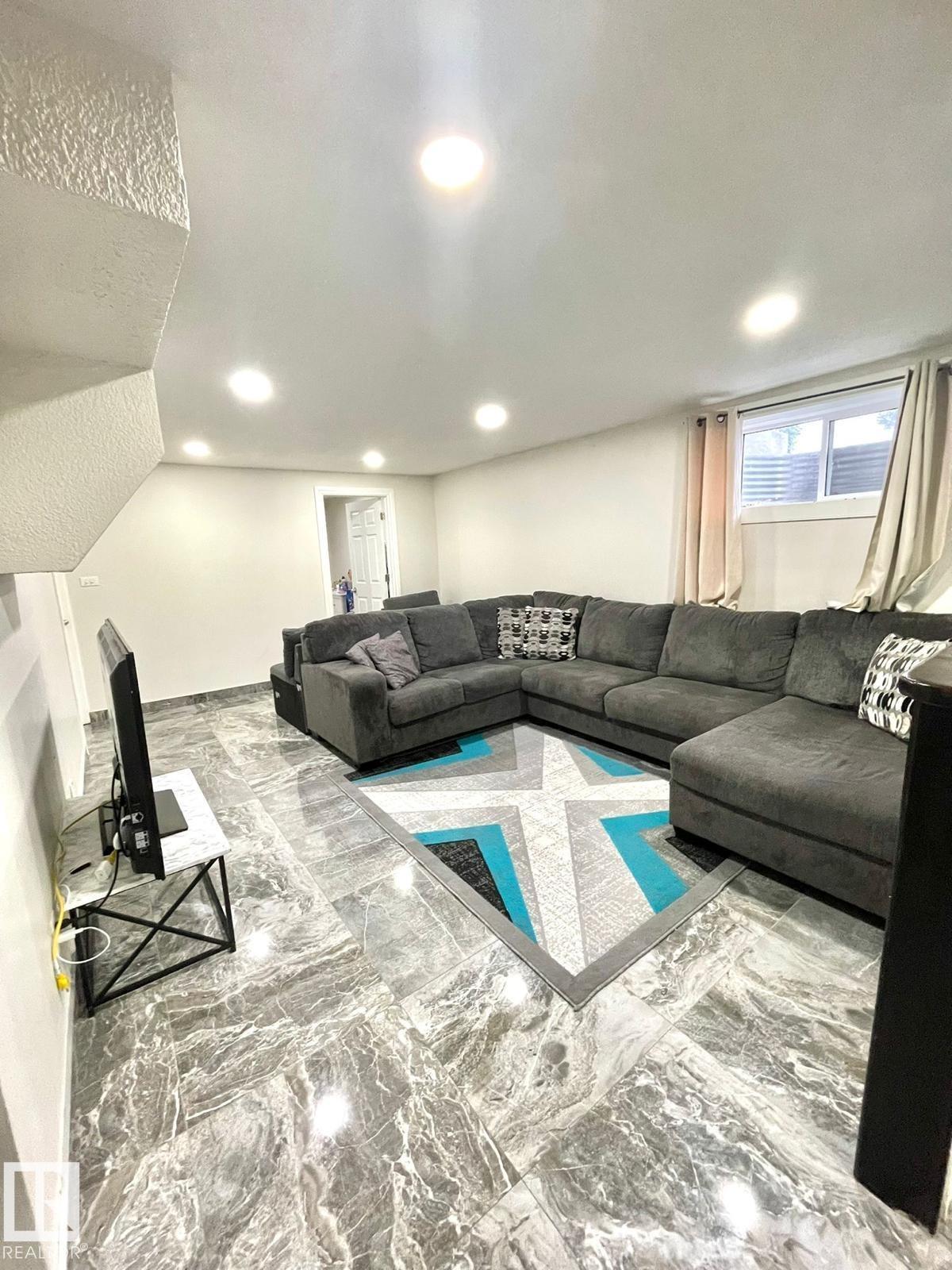 https://zimg.paragon.ice.com/ParagonImages/Property/PM/RAE/225400245/17/0/0/e2ced84de72c6597c4f004a16a5e8527/1/87fcae1687a0d85cb50a89007480de01/225400245-ded2c51c-476e-4db2-bbcc-ed412adfd3ae.JPG