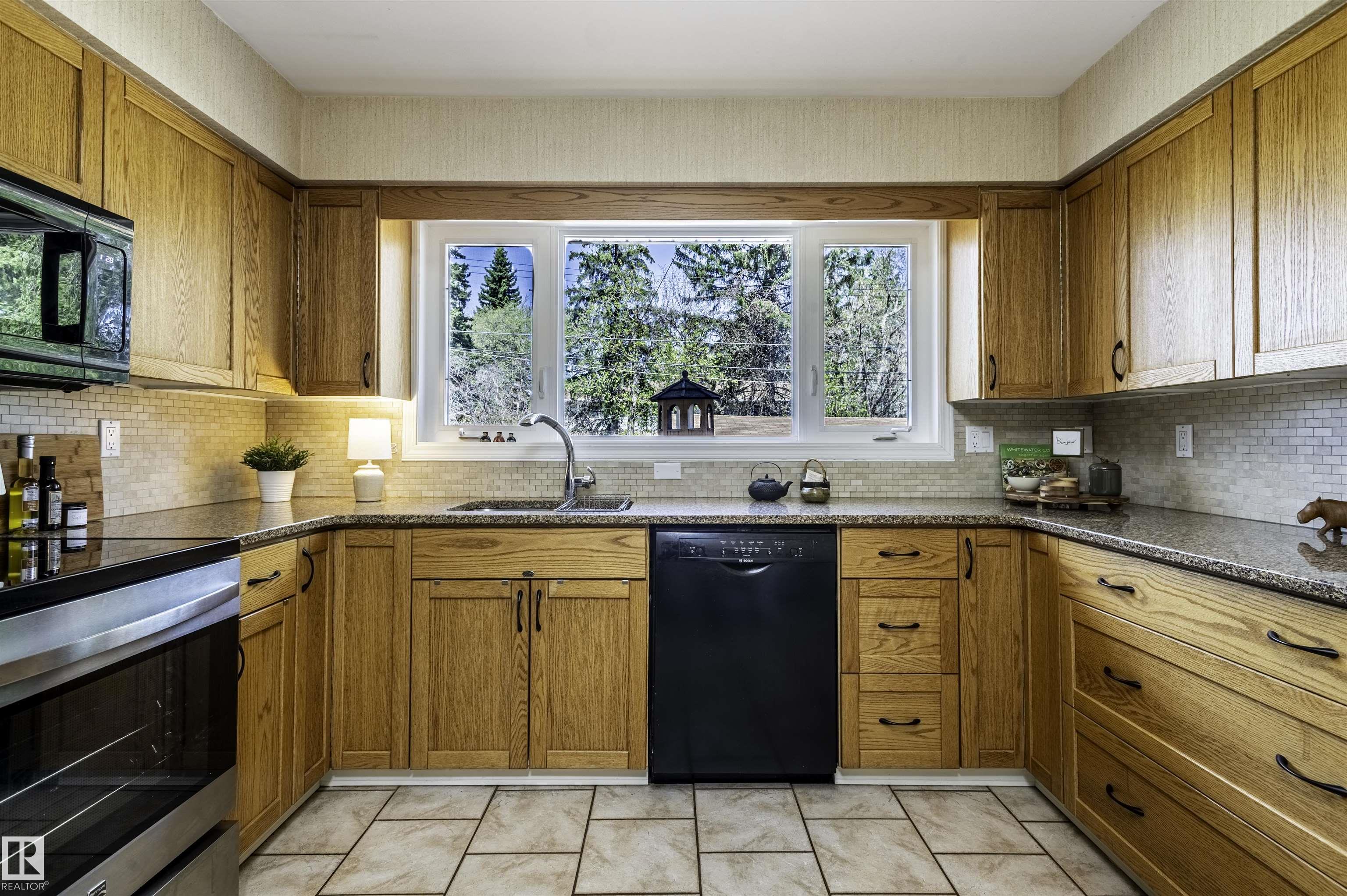 https://zimg.paragon.ice.com/ParagonImages/Property/PM/RAE/225400249/15/0/0/5cb839c2ec3874a76a0985d36a388143/1/39e8d5ae73f8a776c14438e1beb7df04/225400249-97ec7d7b-e7b7-433e-beba-51e24da3f40b.JPG