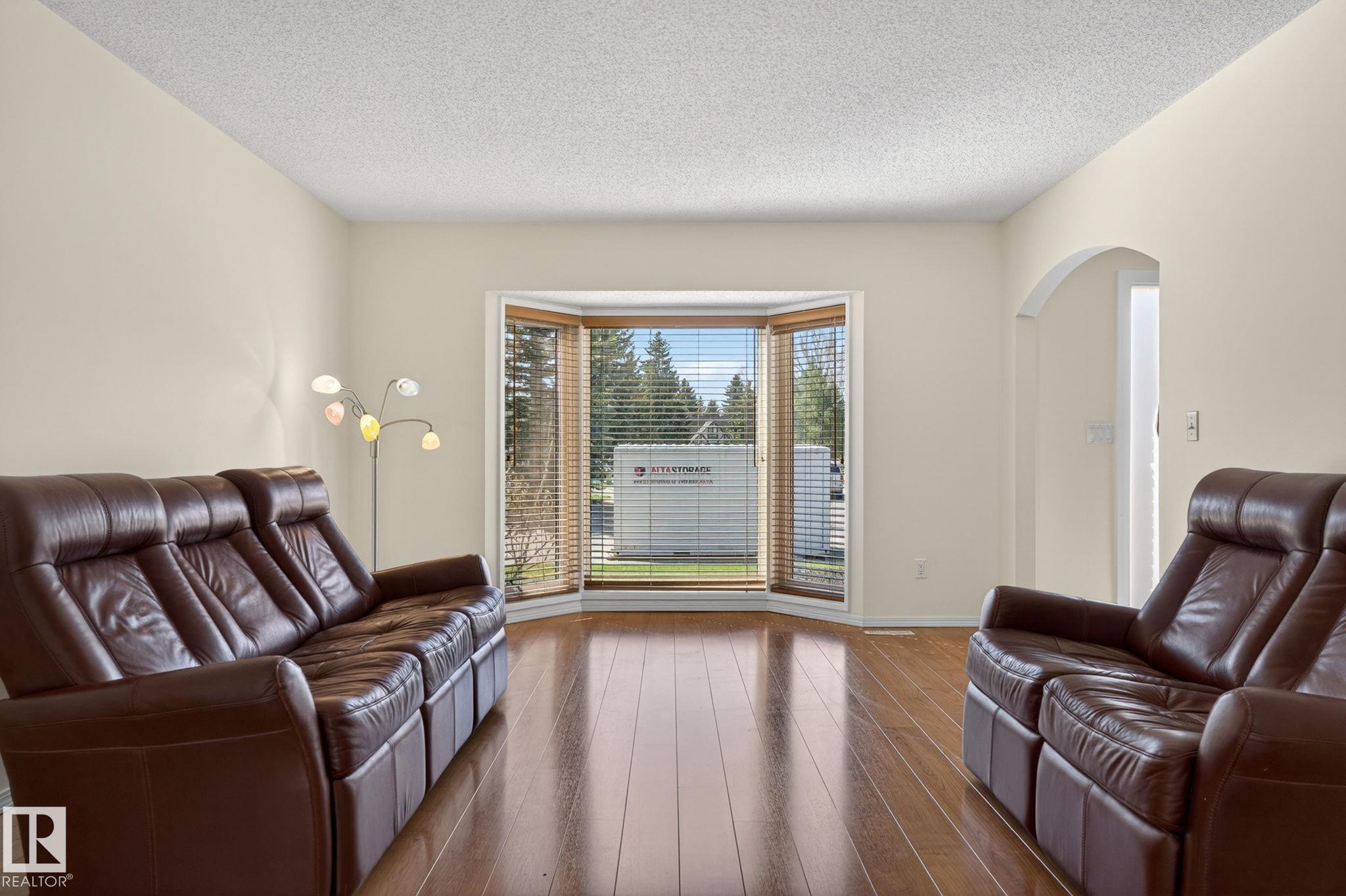 https://zimg.paragon.ice.com/ParagonImages/Property/PM/RAE/225400275/19/0/0/81cea7b32111a34c0c465aa995874477/1/f0d48b8391d46798e00cf5543401ef63/225400275-0c06109e-dfe1-4866-8985-f86e8d425052.JPG